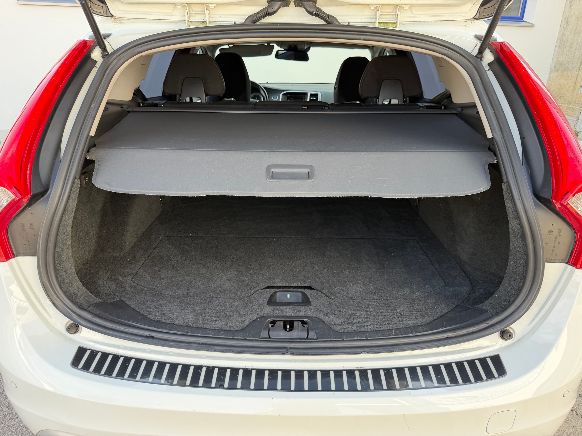 VOLVO V60 2.4 D4 Momentum AWD HEICO 239PS-image-8