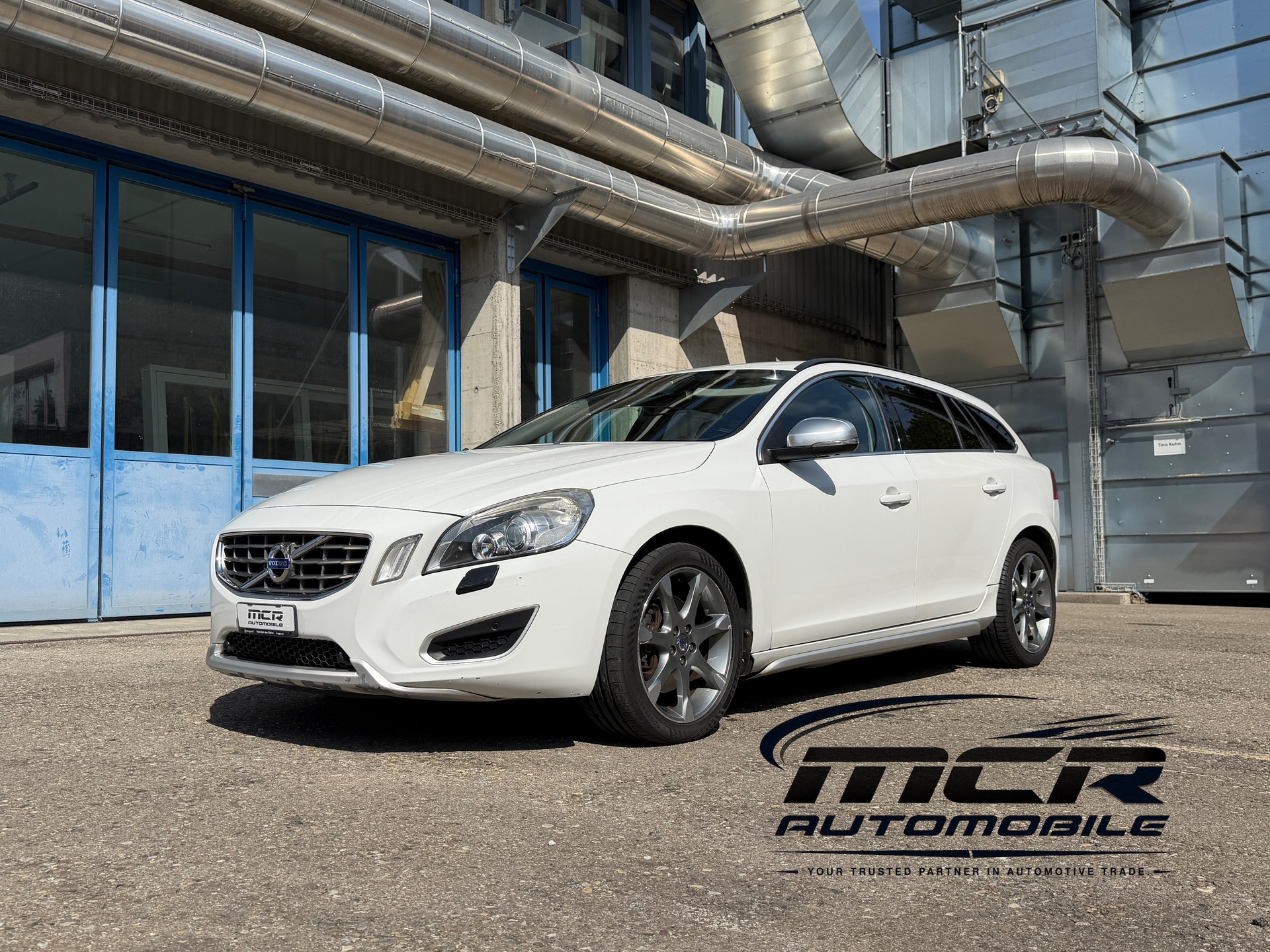 VOLVO V60 2.4 D4 Momentum AWD HEICO 239PS-image-0