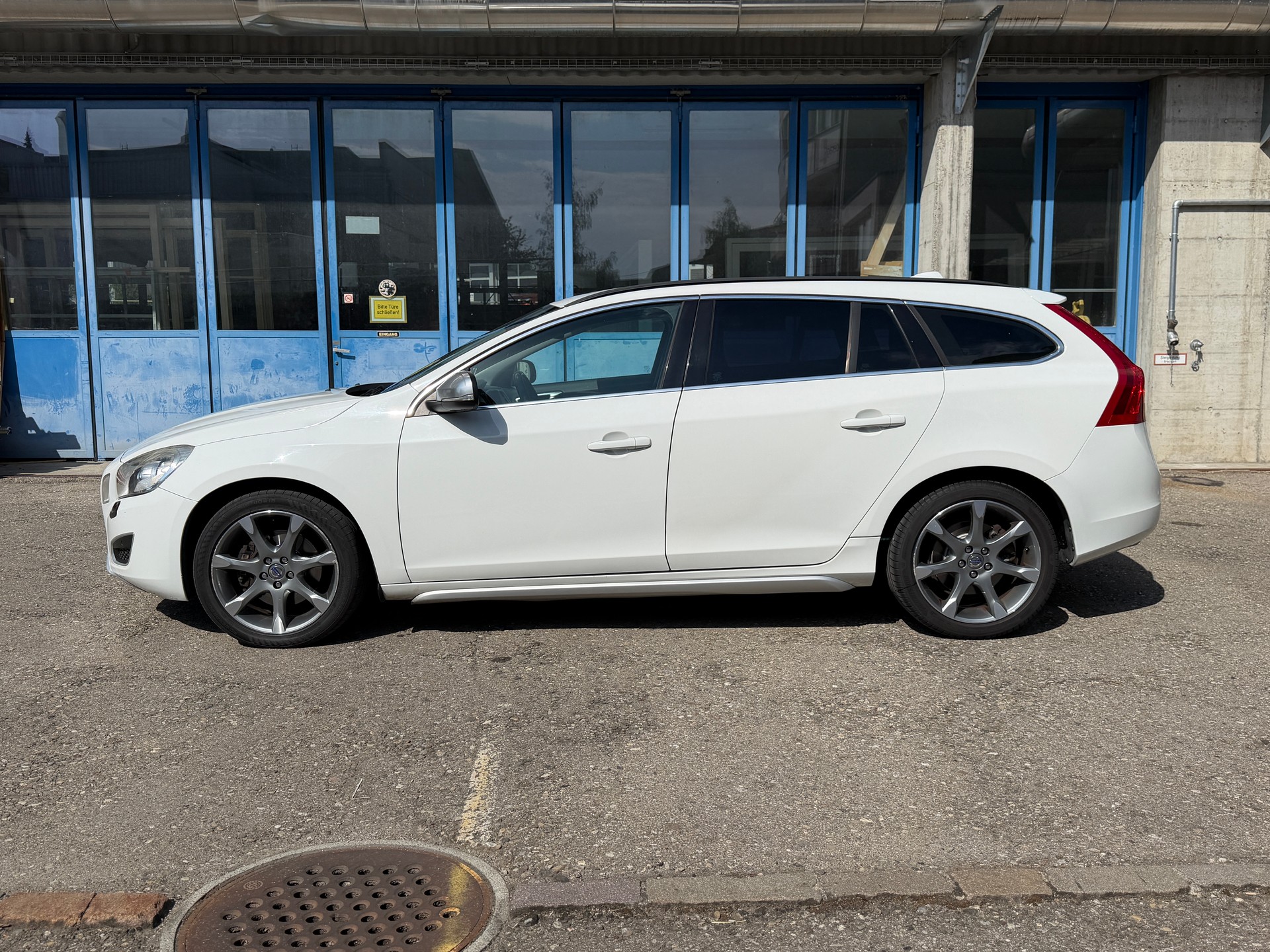 VOLVO V60 2.4 D4 Momentum AWD HEICO 239PS-image-4
