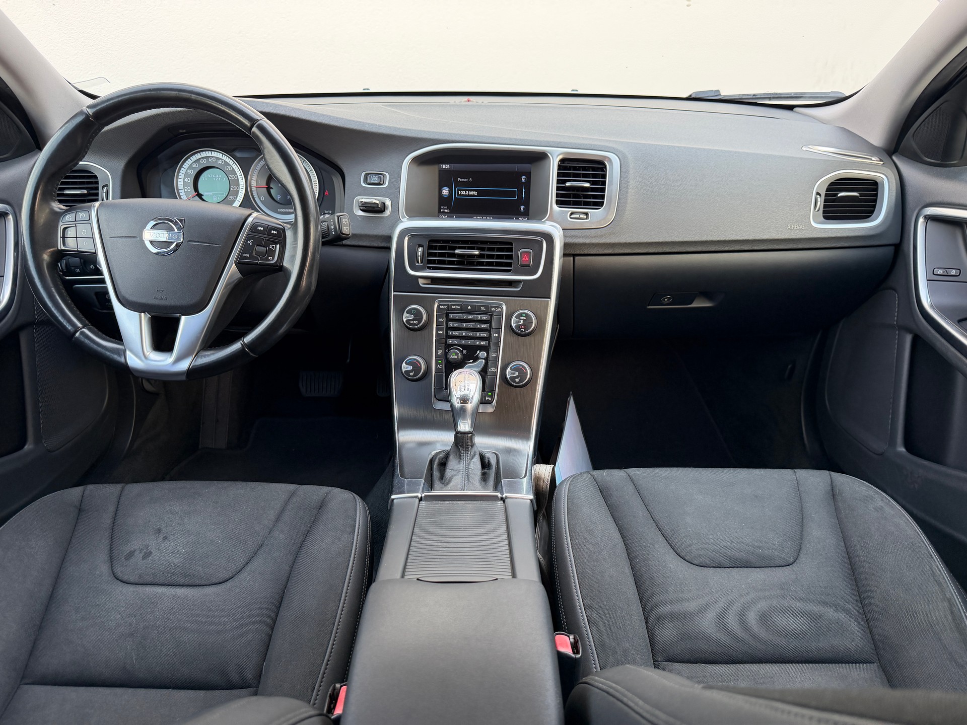 VOLVO V60 2.4 D4 Momentum AWD HEICO 239PS-image-6