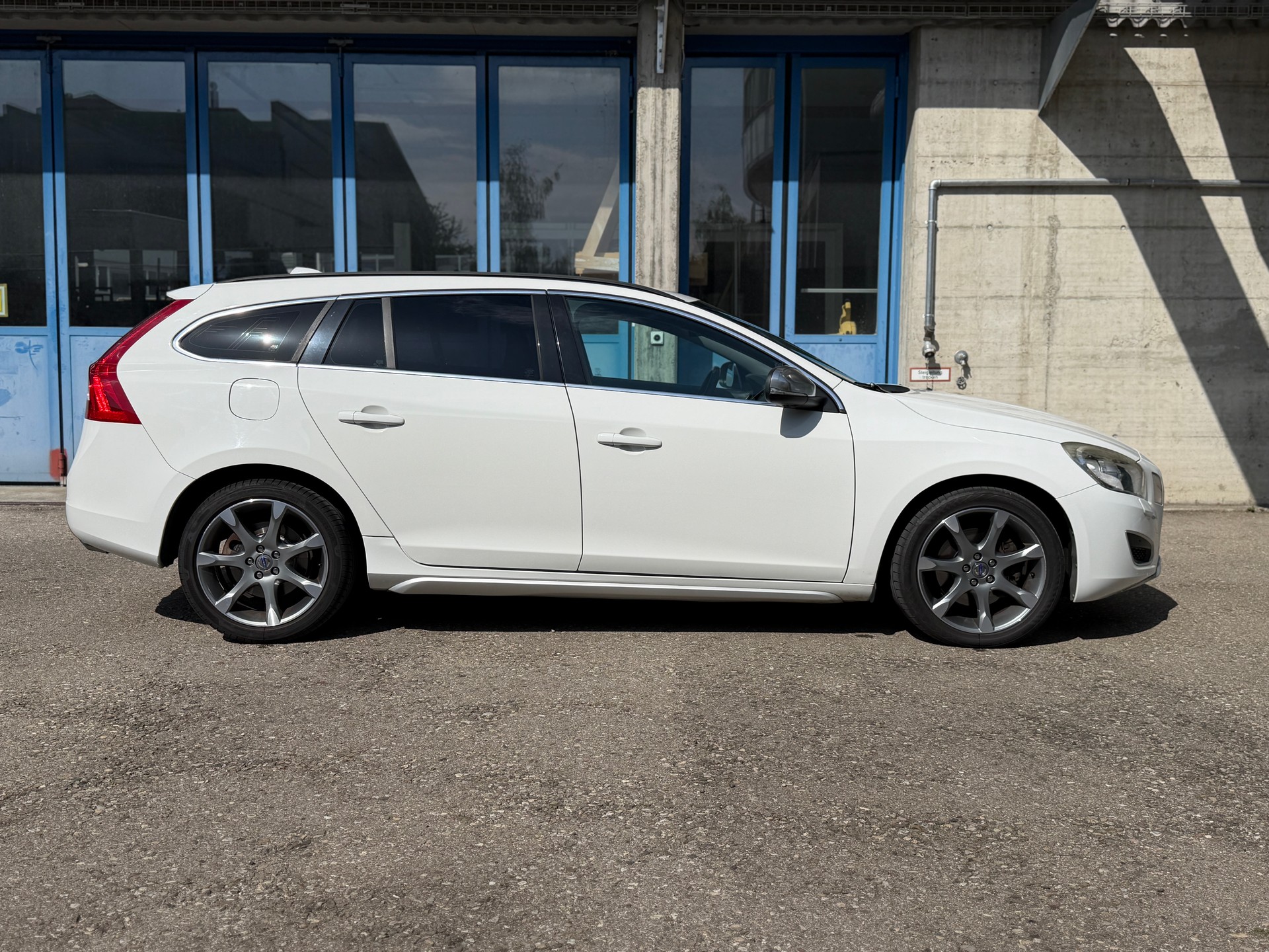 VOLVO V60 2.4 D4 Momentum AWD HEICO 239PS-image-5