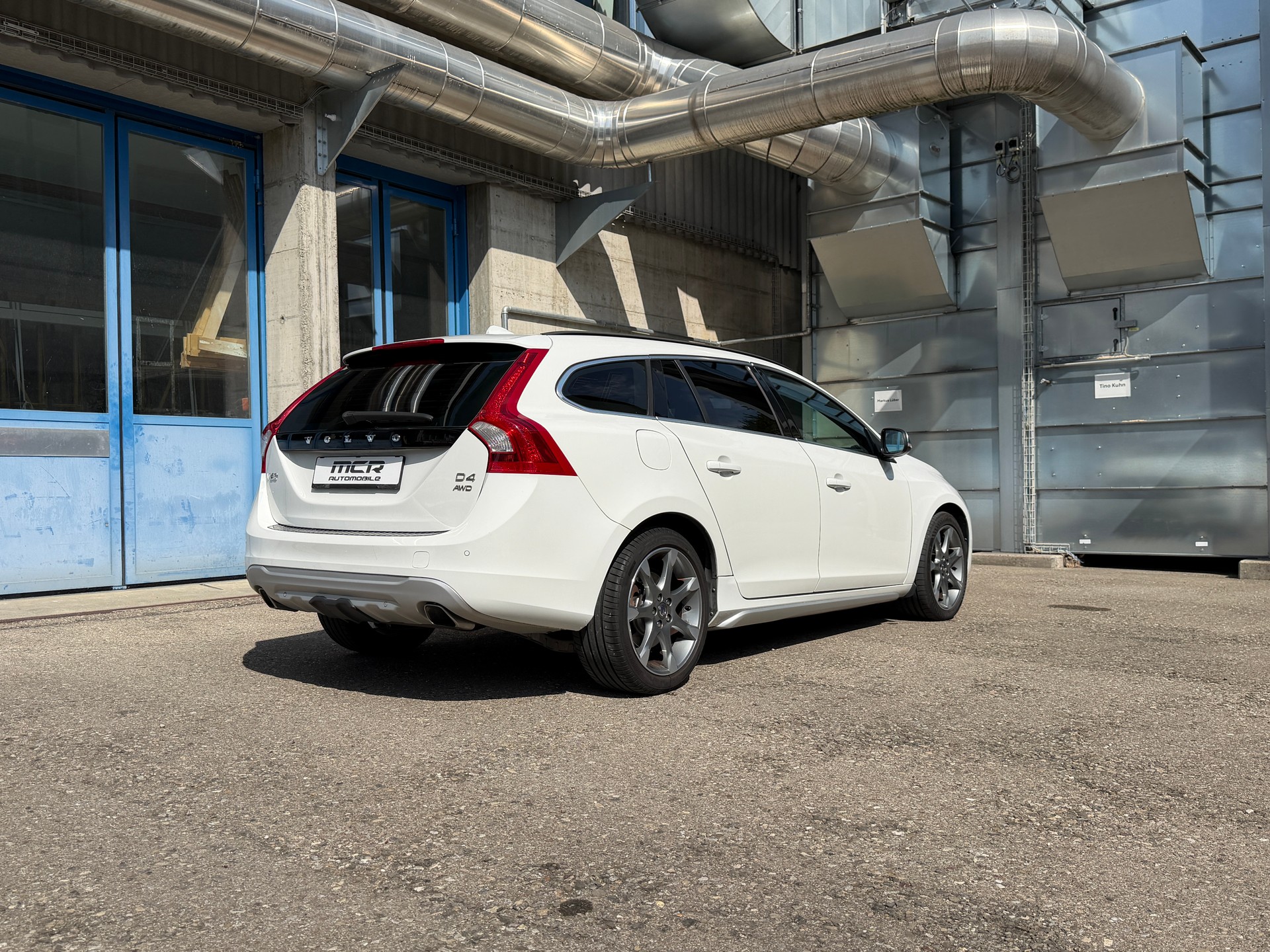 VOLVO V60 2.4 D4 Momentum AWD HEICO 239PS-image-1