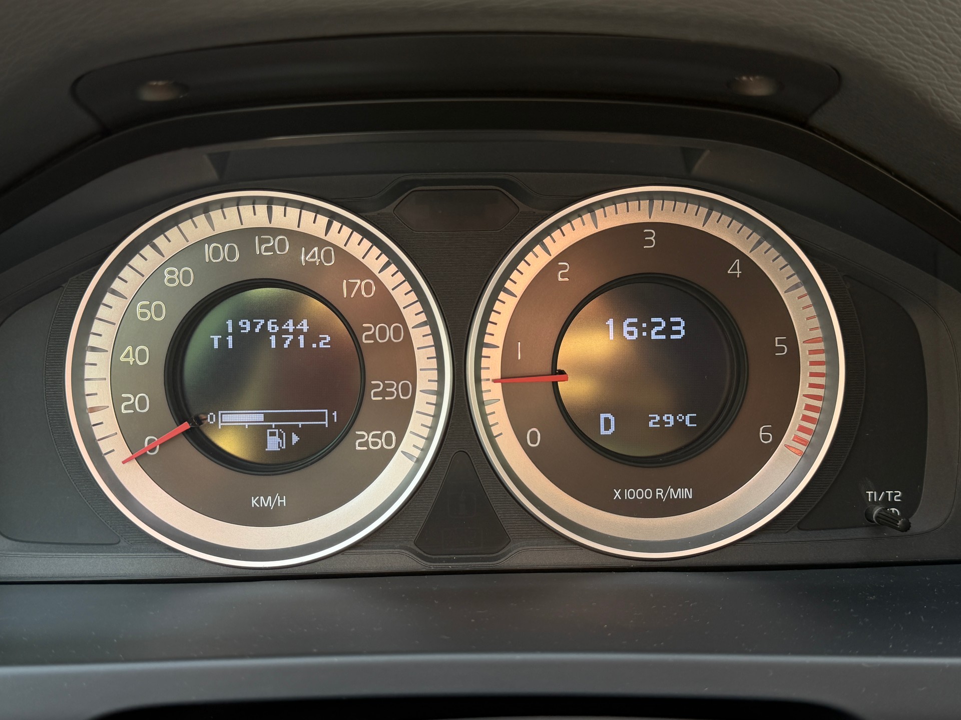 VOLVO V60 2.4 D4 Momentum AWD HEICO 239PS-image-9