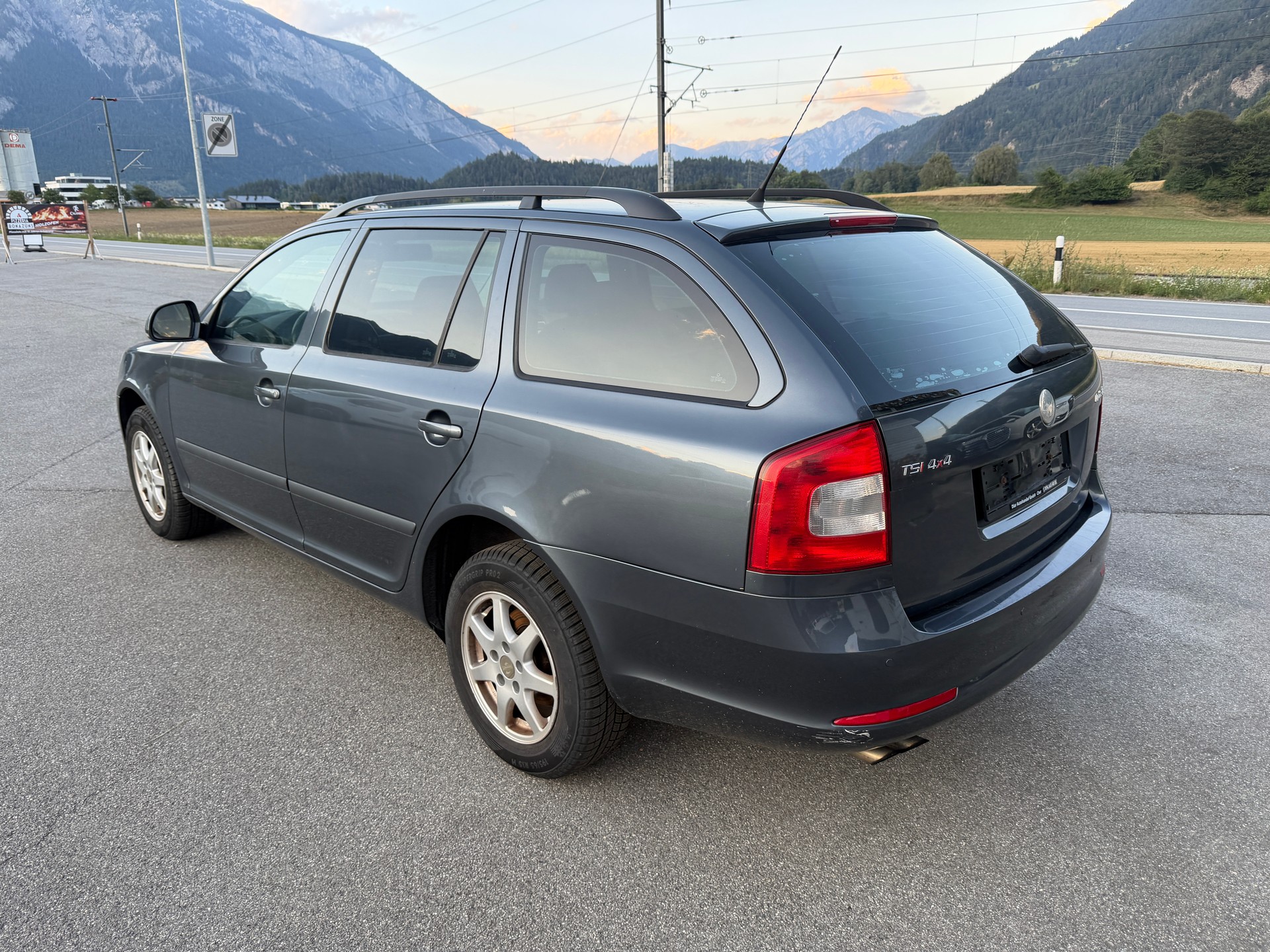 SKODA Octavia Combi 1.8 TSI Adventure 4x4-image-5