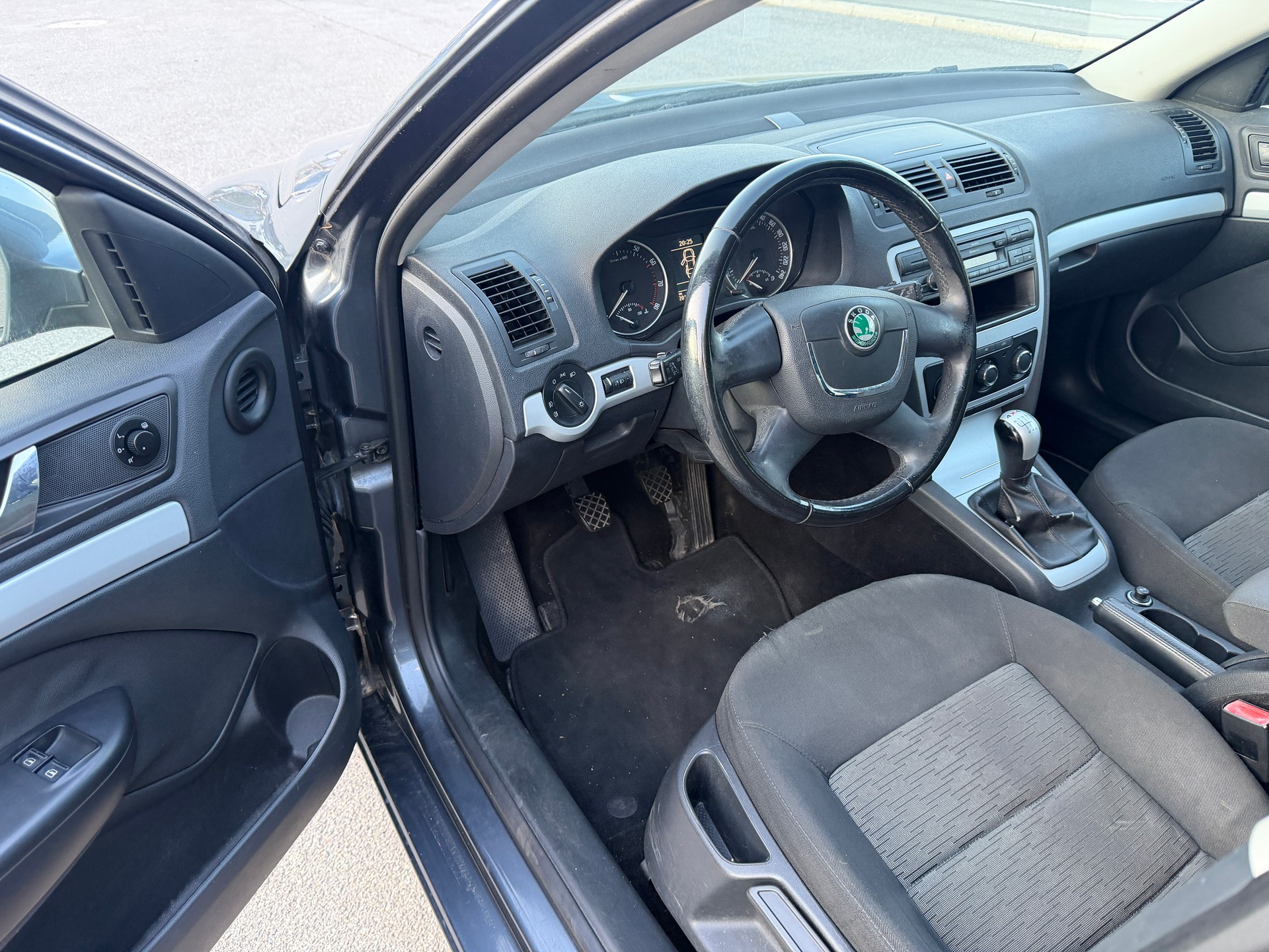 SKODA Octavia Combi 1.8 TSI Adventure 4x4-image-6