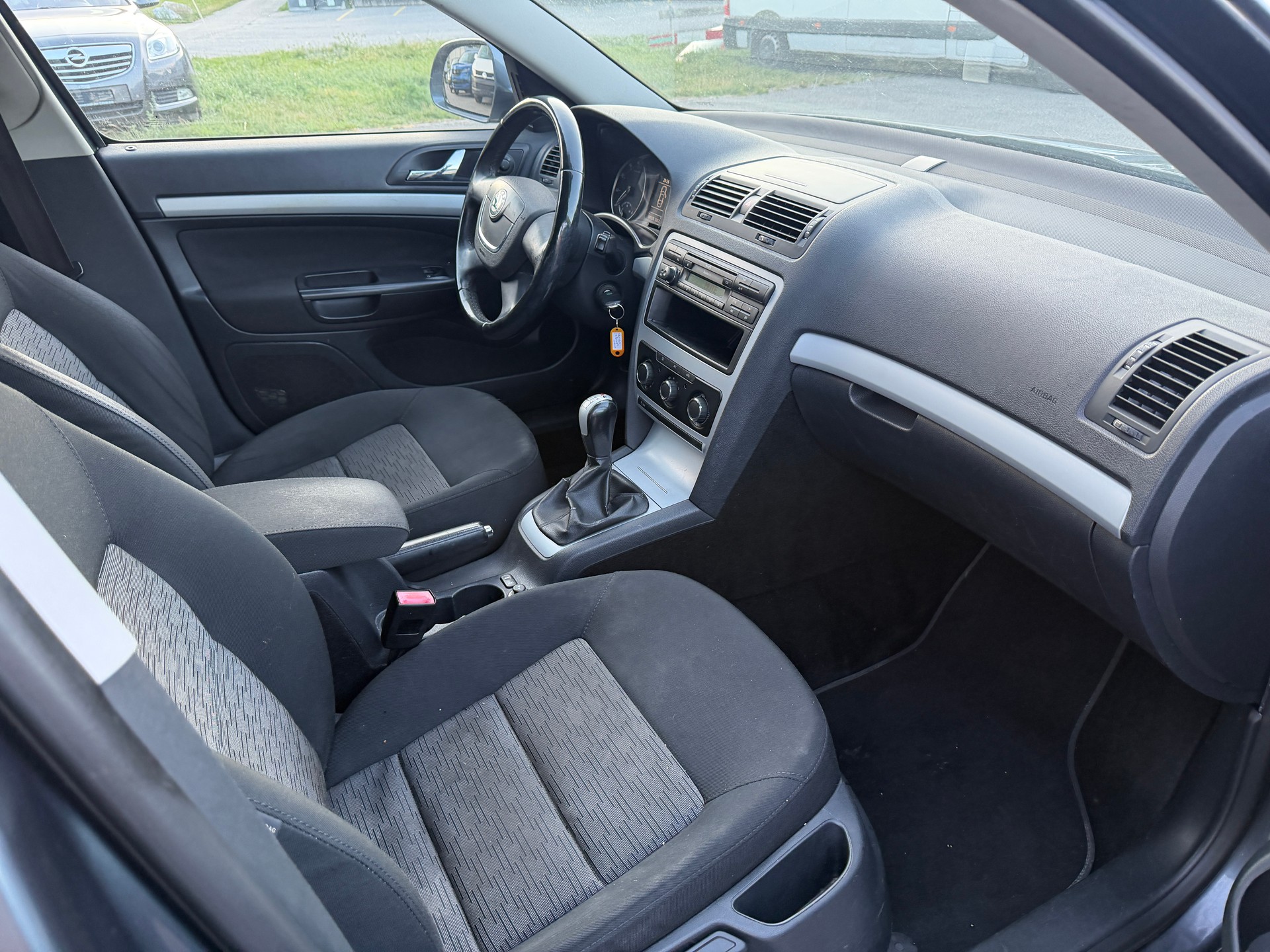 SKODA Octavia Combi 1.8 TSI Adventure 4x4-image-8