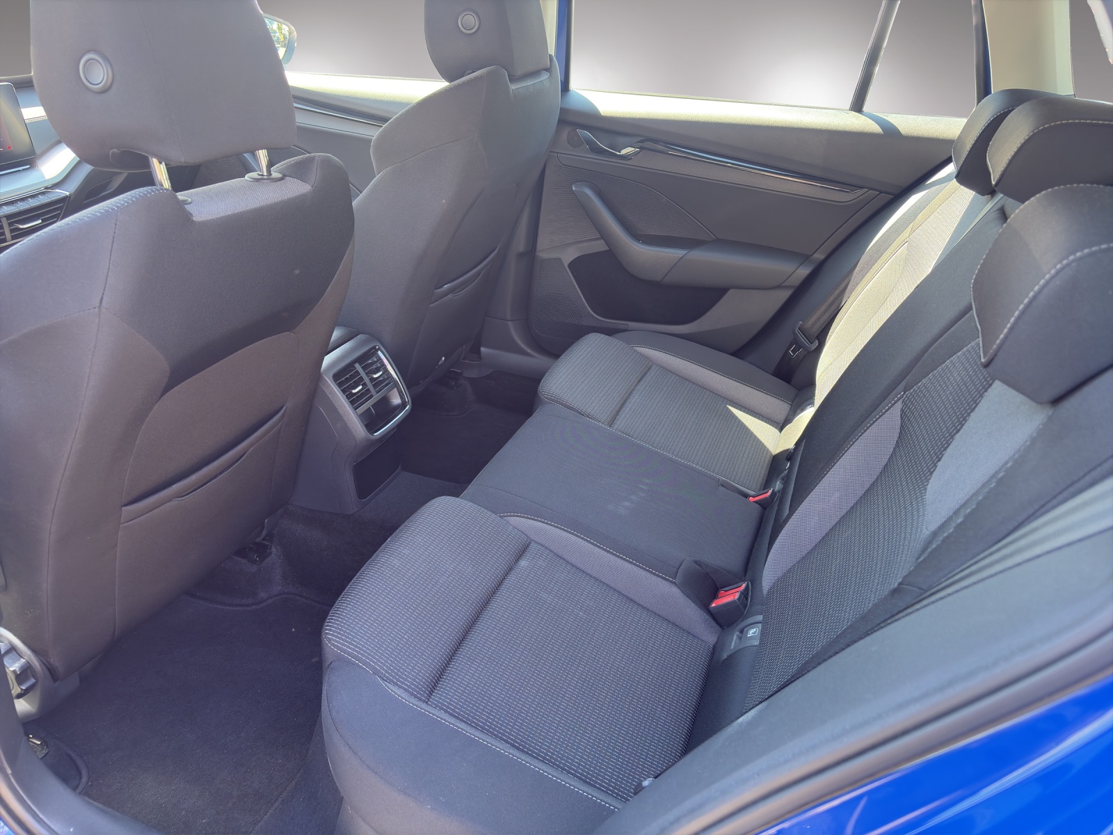 SKODA Octavia Combi 2.0 TDI Ambition DSG-image-6