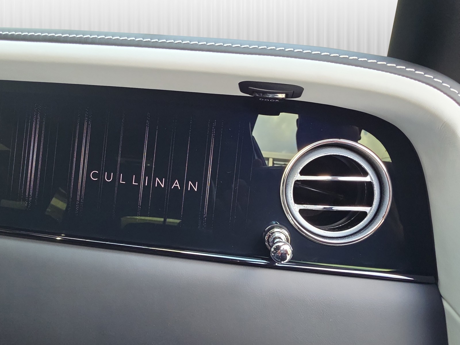 ROLLS-ROYCE Cullinan Serie II - Neuwagen - CRYSTAL OVER BLACK-image-12