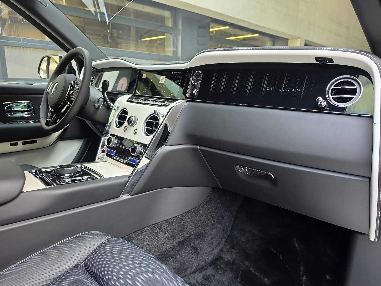 ROLLS-ROYCE Cullinan Serie II - Neuwagen - CRYSTAL OVER BLACK-image-11