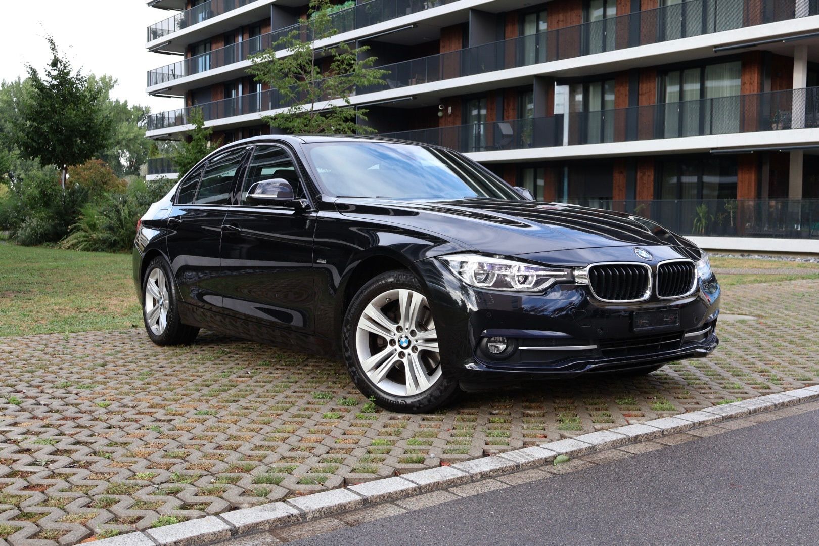 BMW 320 d xDrive Sport Line SAG-image-0