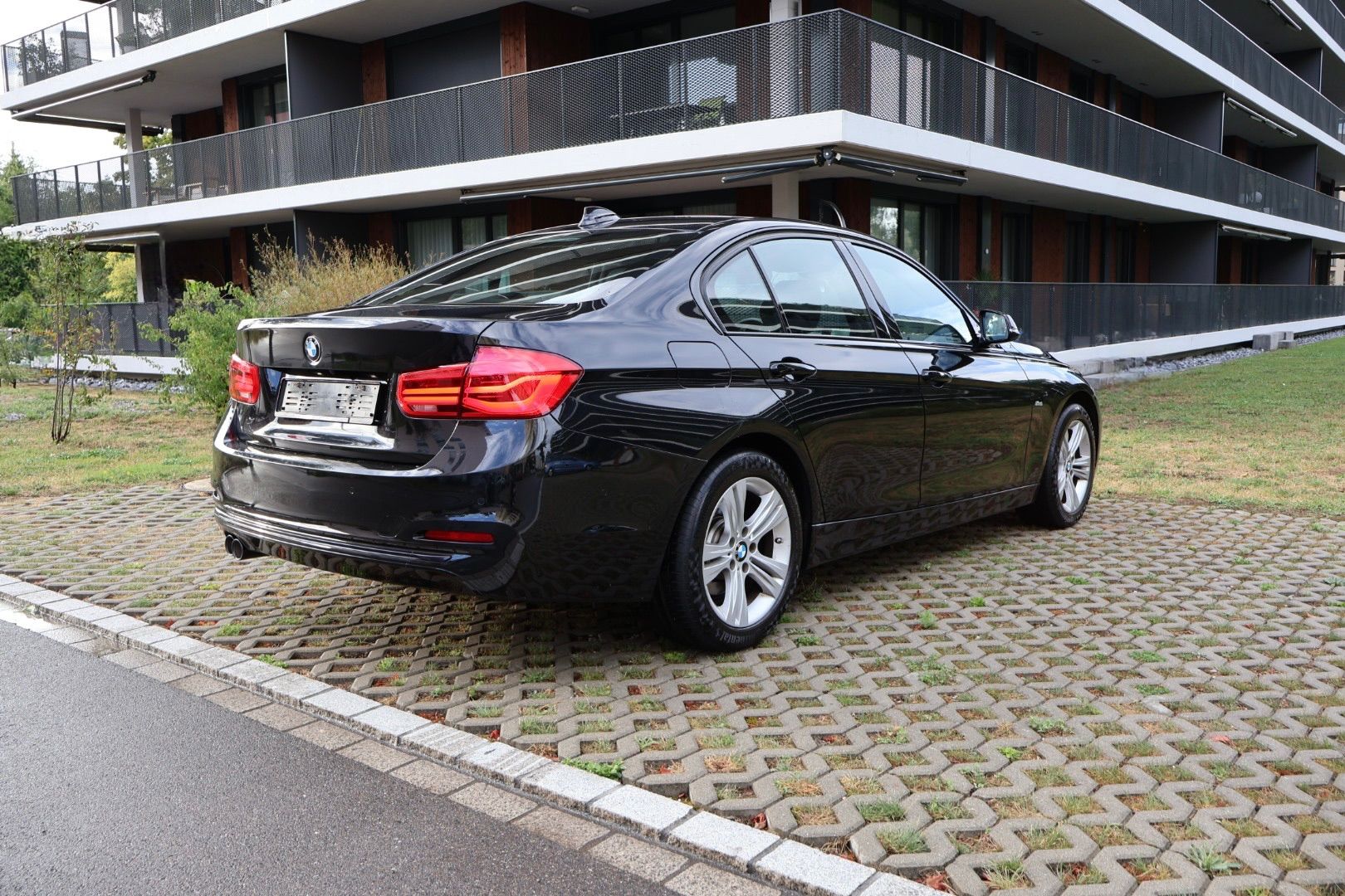 BMW 320 d xDrive Sport Line SAG-image-2