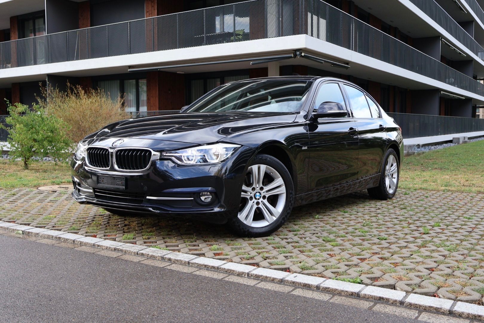 BMW 320 d xDrive Sport Line SAG-image-1