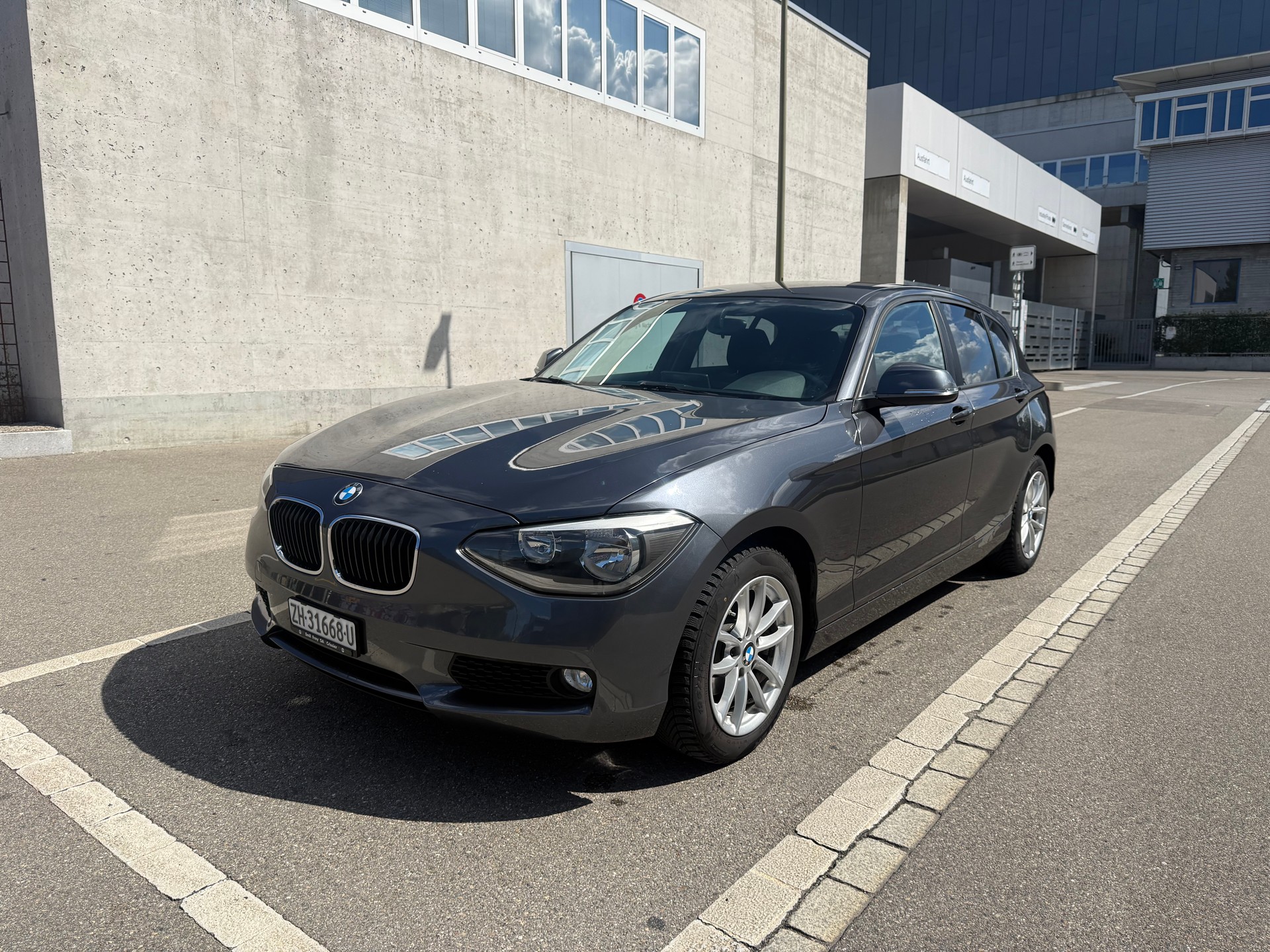 BMW 116i Urban Line Steptronic-image-0