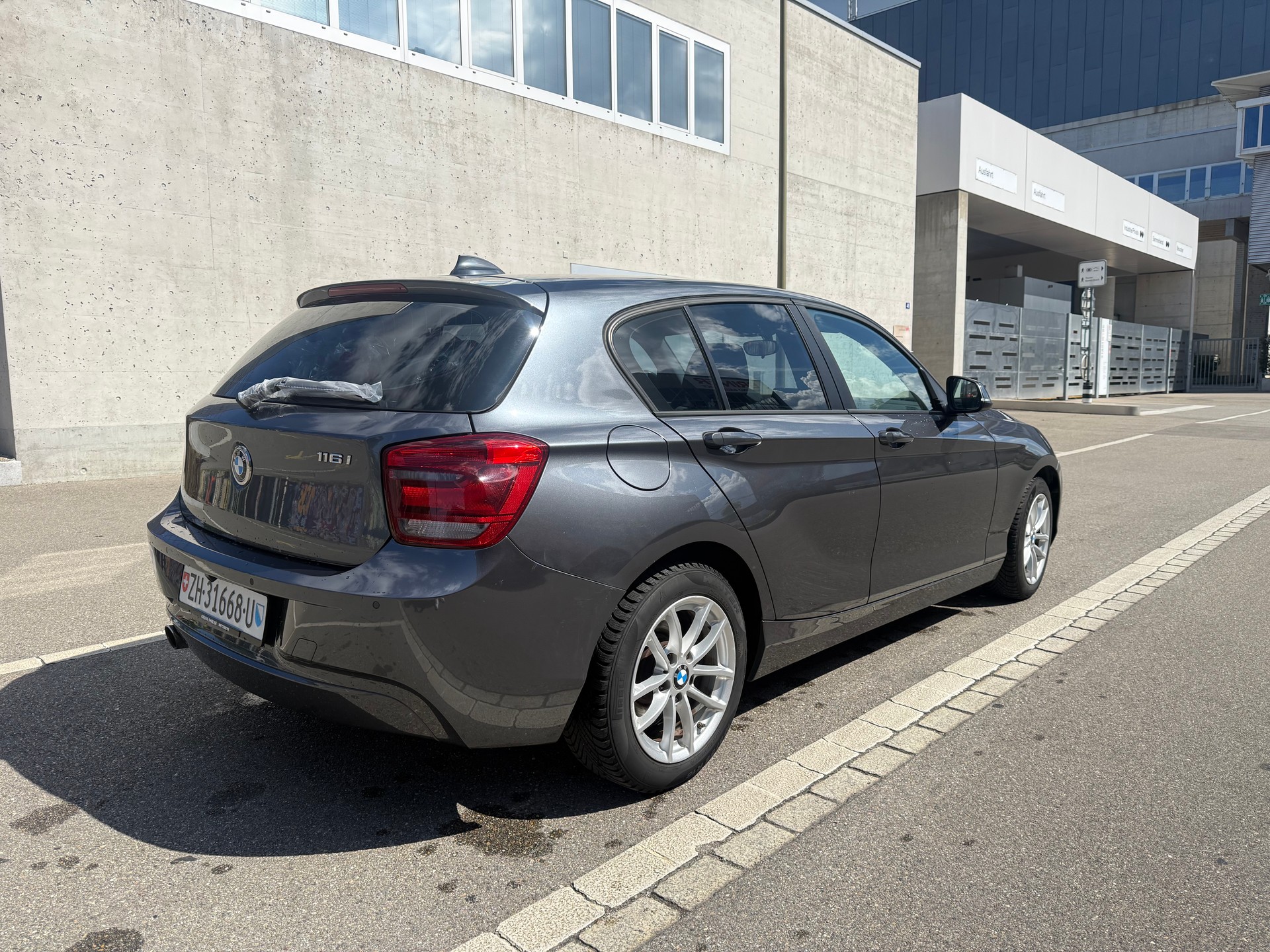BMW 116i Urban Line Steptronic-image-4