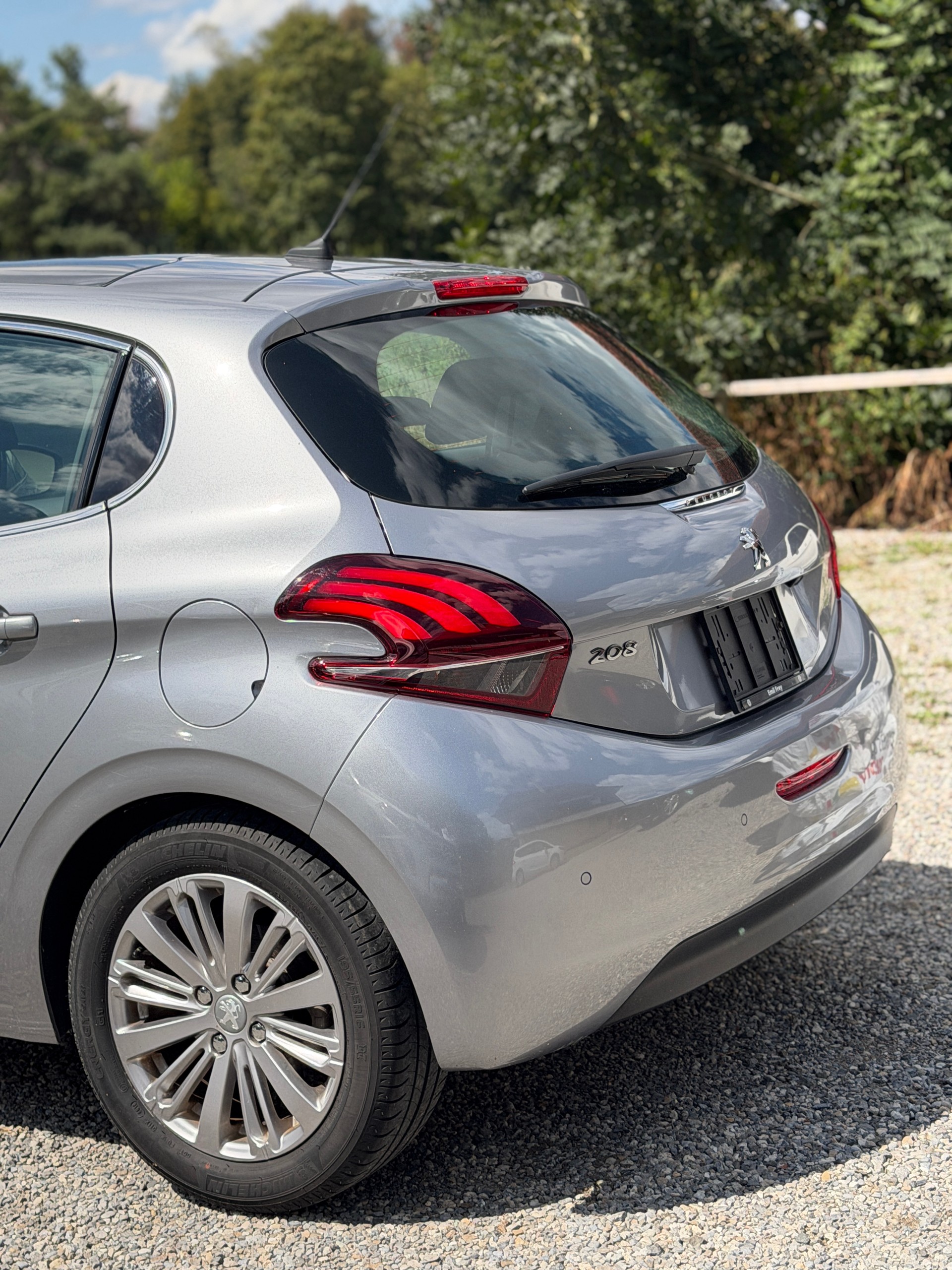 PEUGEOT 208 1.2 PureTech Allure EAT6-image-8