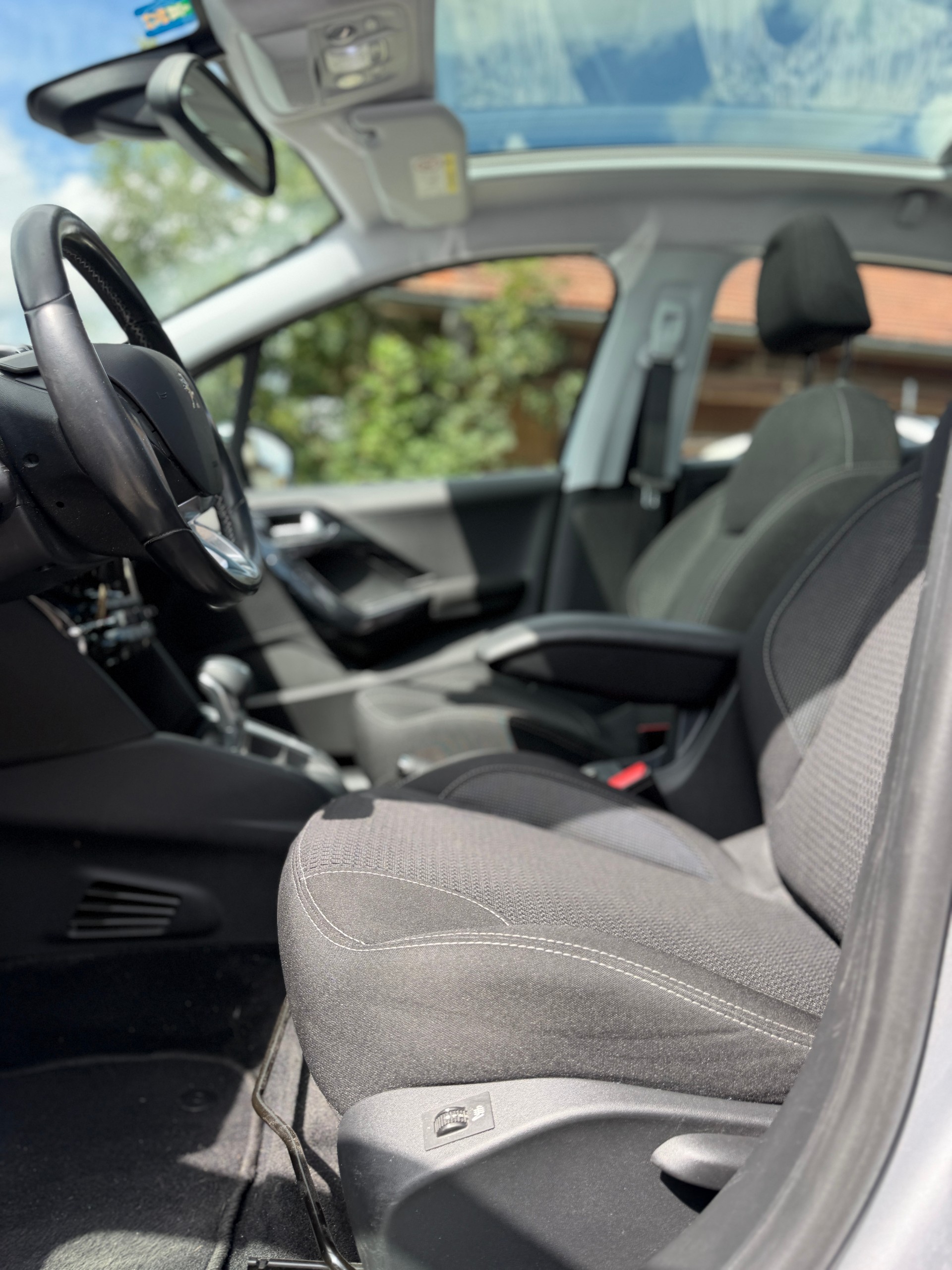 PEUGEOT 208 1.2 PureTech Allure EAT6-image-2