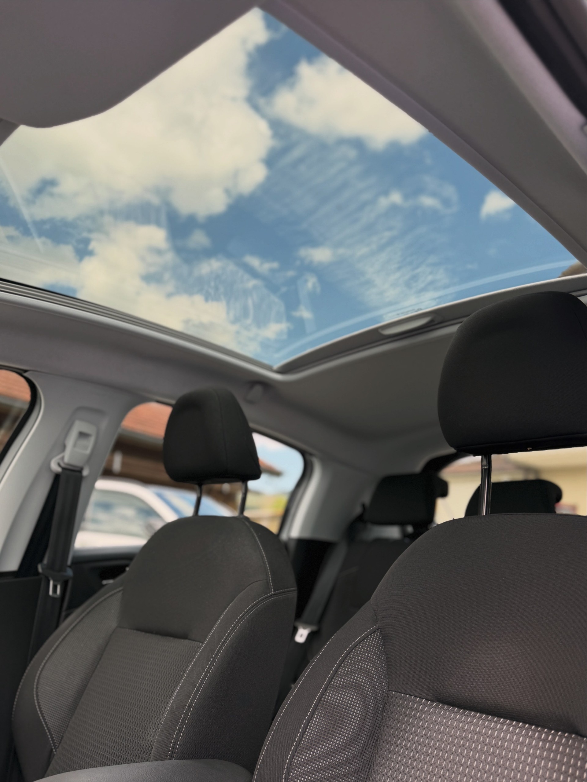 PEUGEOT 208 1.2 PureTech Allure EAT6-image-1