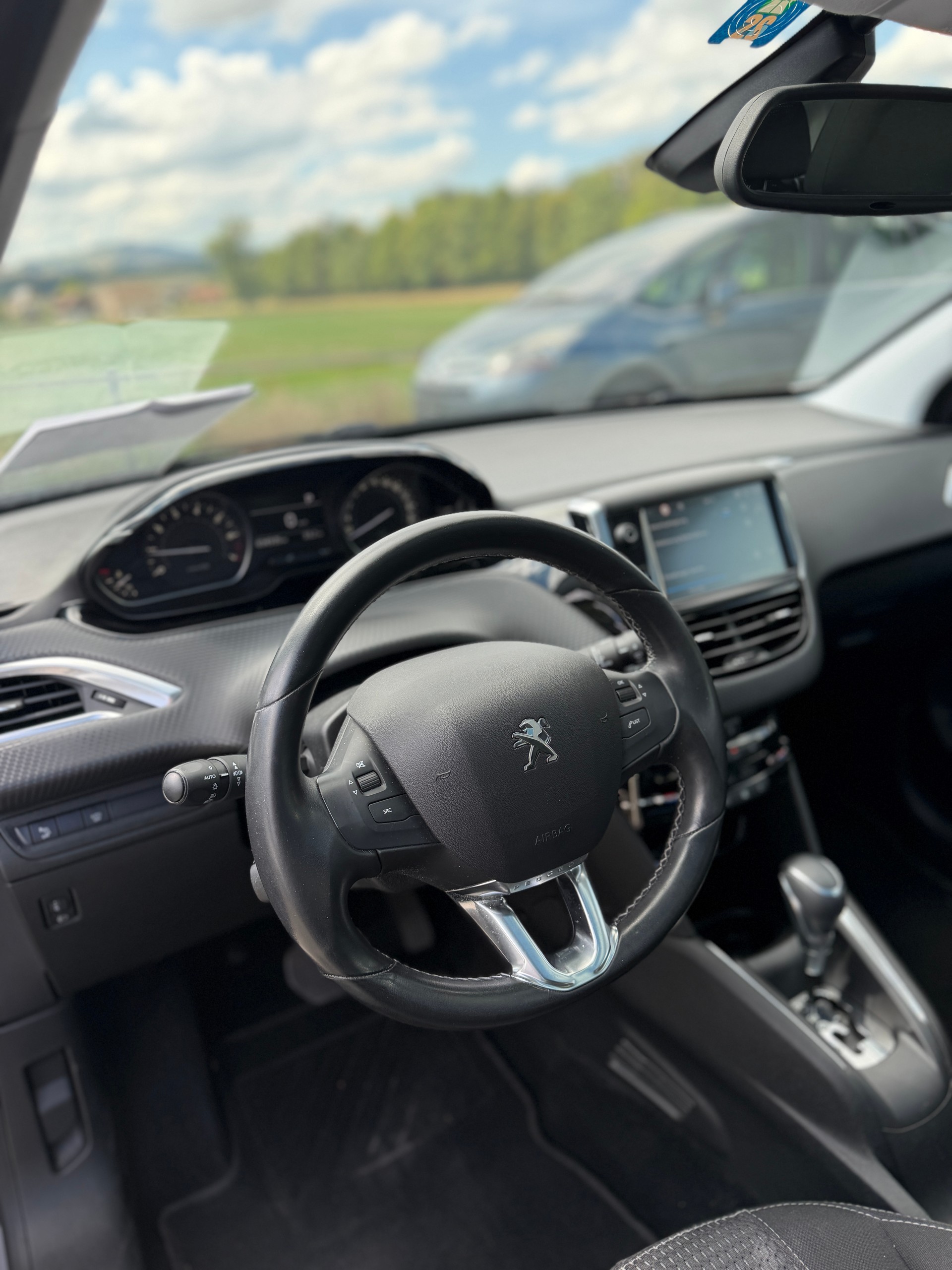 PEUGEOT 208 1.2 PureTech Allure EAT6-image-10