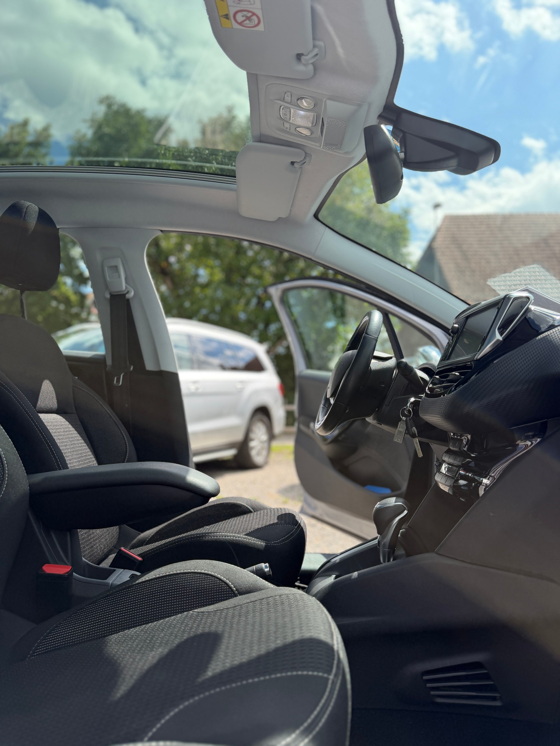 PEUGEOT 208 1.2 PureTech Allure EAT6-image-12