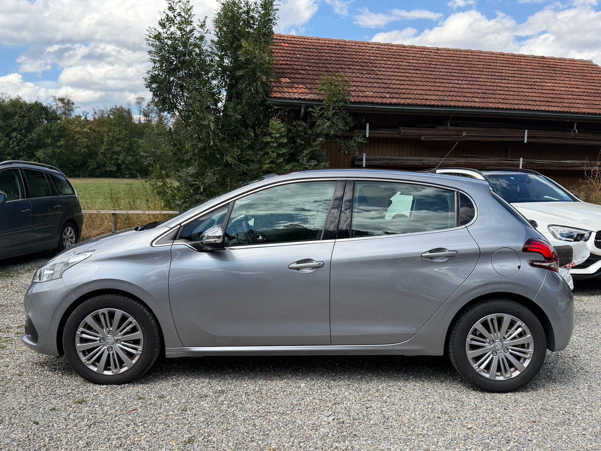 PEUGEOT 208 1.2 PureTech Allure EAT6-image-6