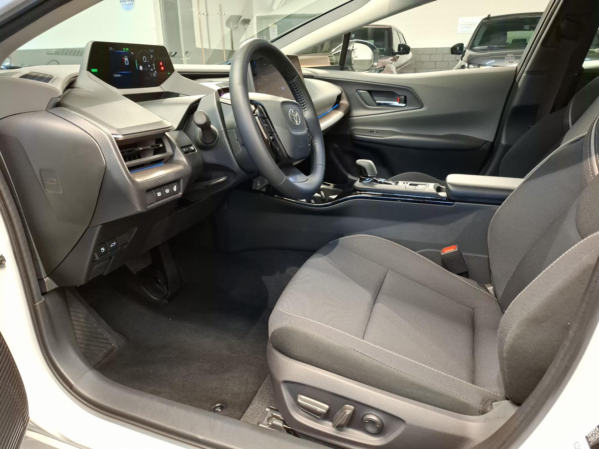 TOYOTA Prius 2.0 Plug-In-Hybrid Style-image-16