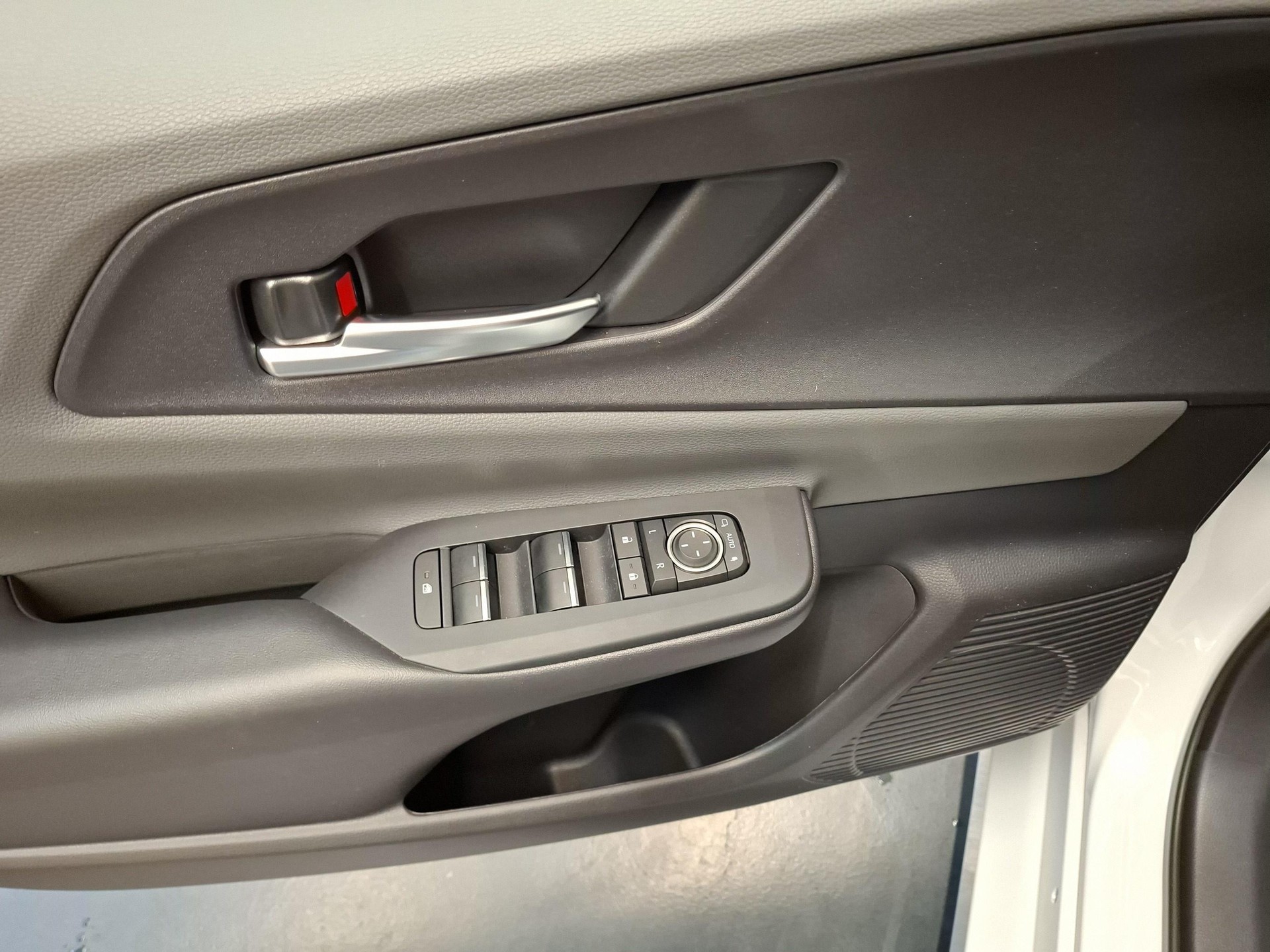 TOYOTA Prius 2.0 Plug-In-Hybrid Style-image-17