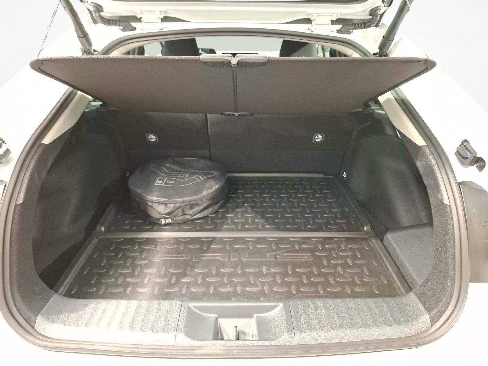 TOYOTA Prius 2.0 Plug-In-Hybrid Style-image-11