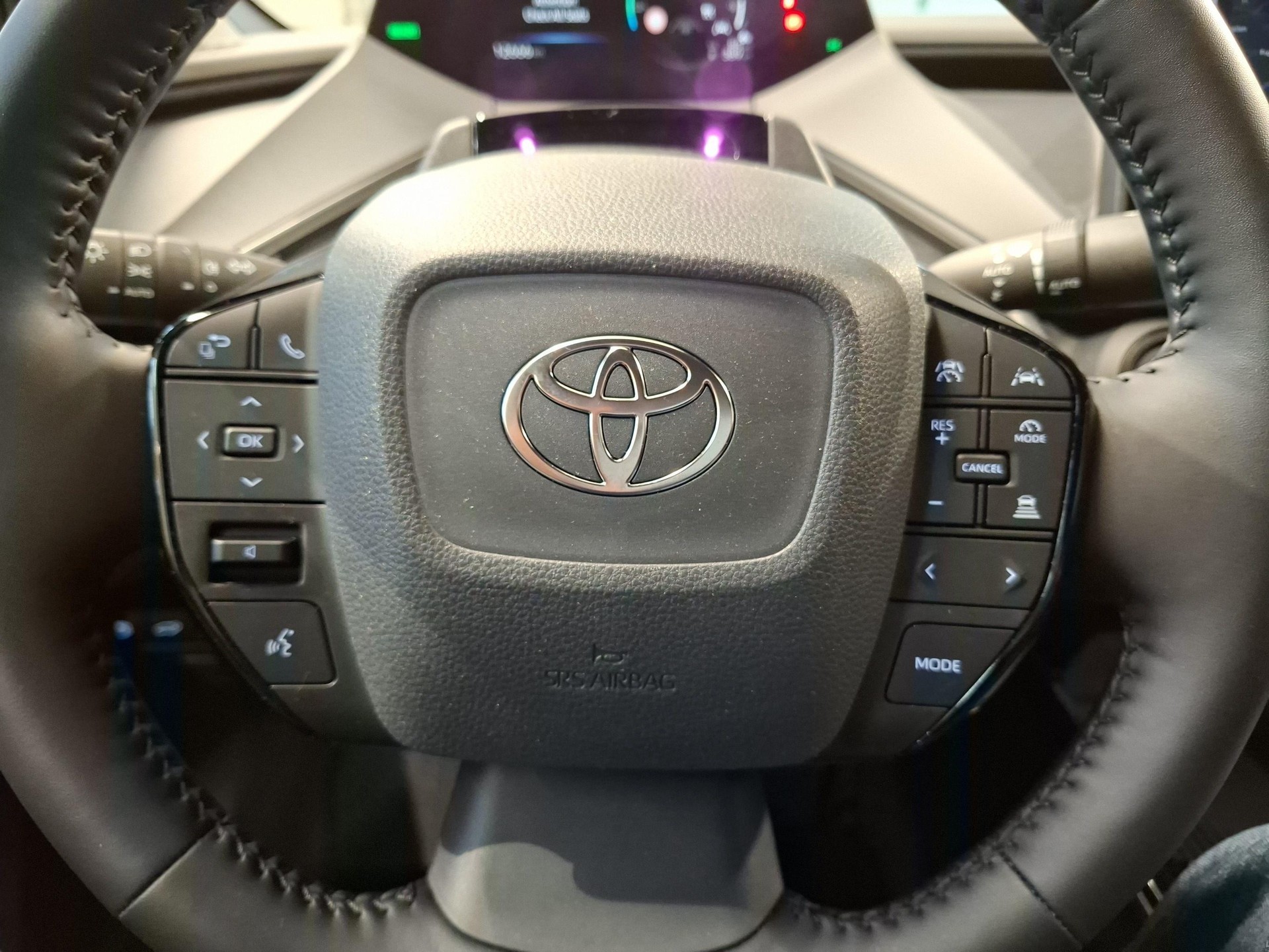 TOYOTA Prius 2.0 Plug-In-Hybrid Style-image-14
