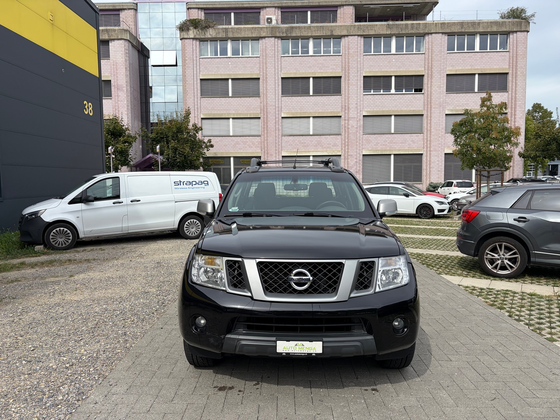 NISSAN Navara Double Cab LE 2.5 dCi 4WD LB-image-1