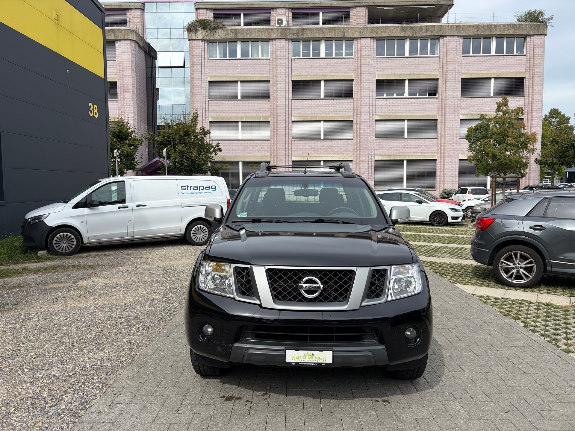 NISSAN Navara Double Cab LE 2.5 dCi 4WD LB-image-2