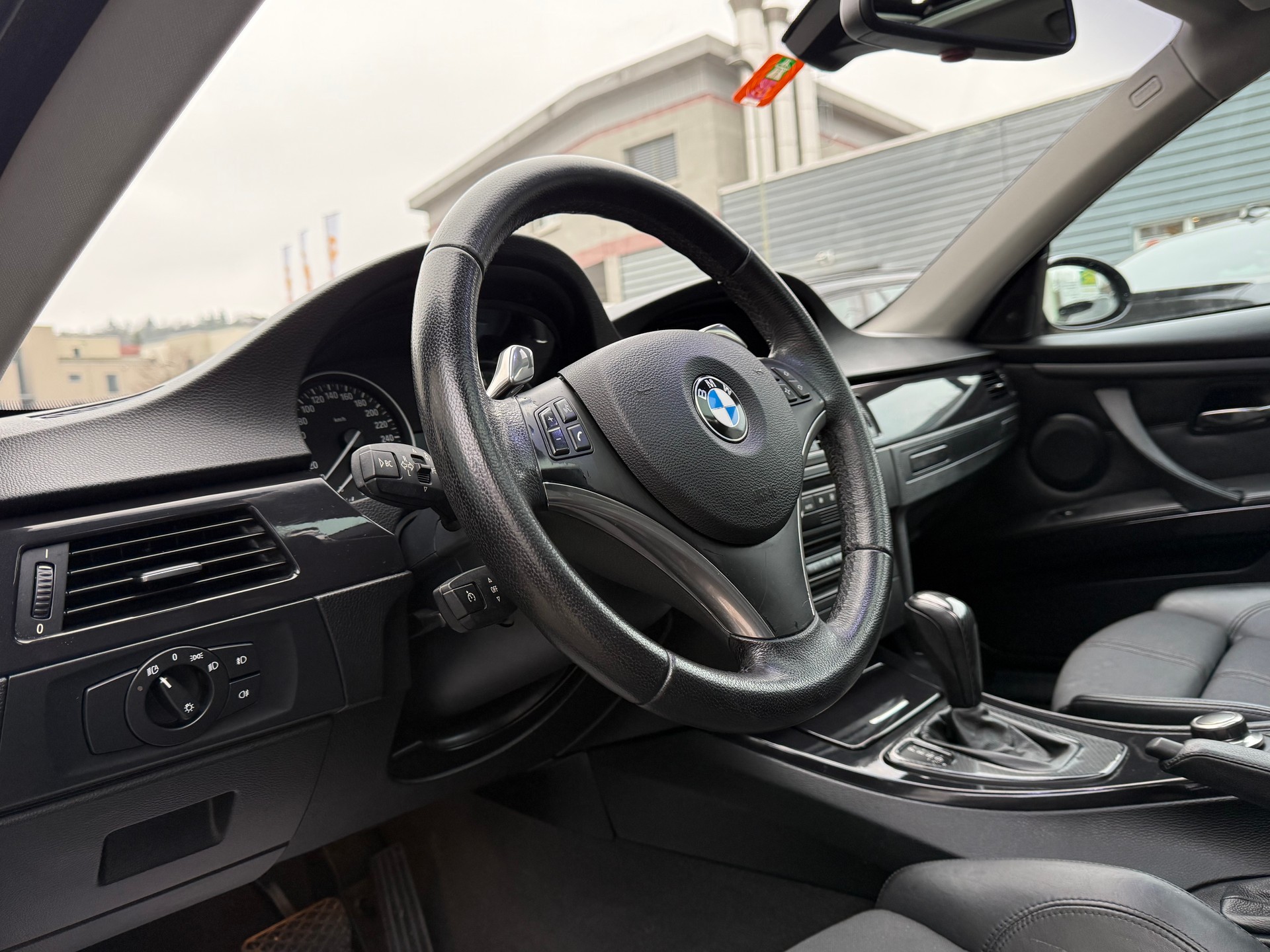 BMW 335i Coupé-image-6
