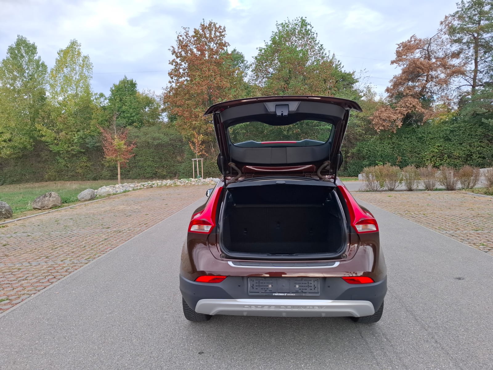 VOLVO V40 Cross Country D2-image-4