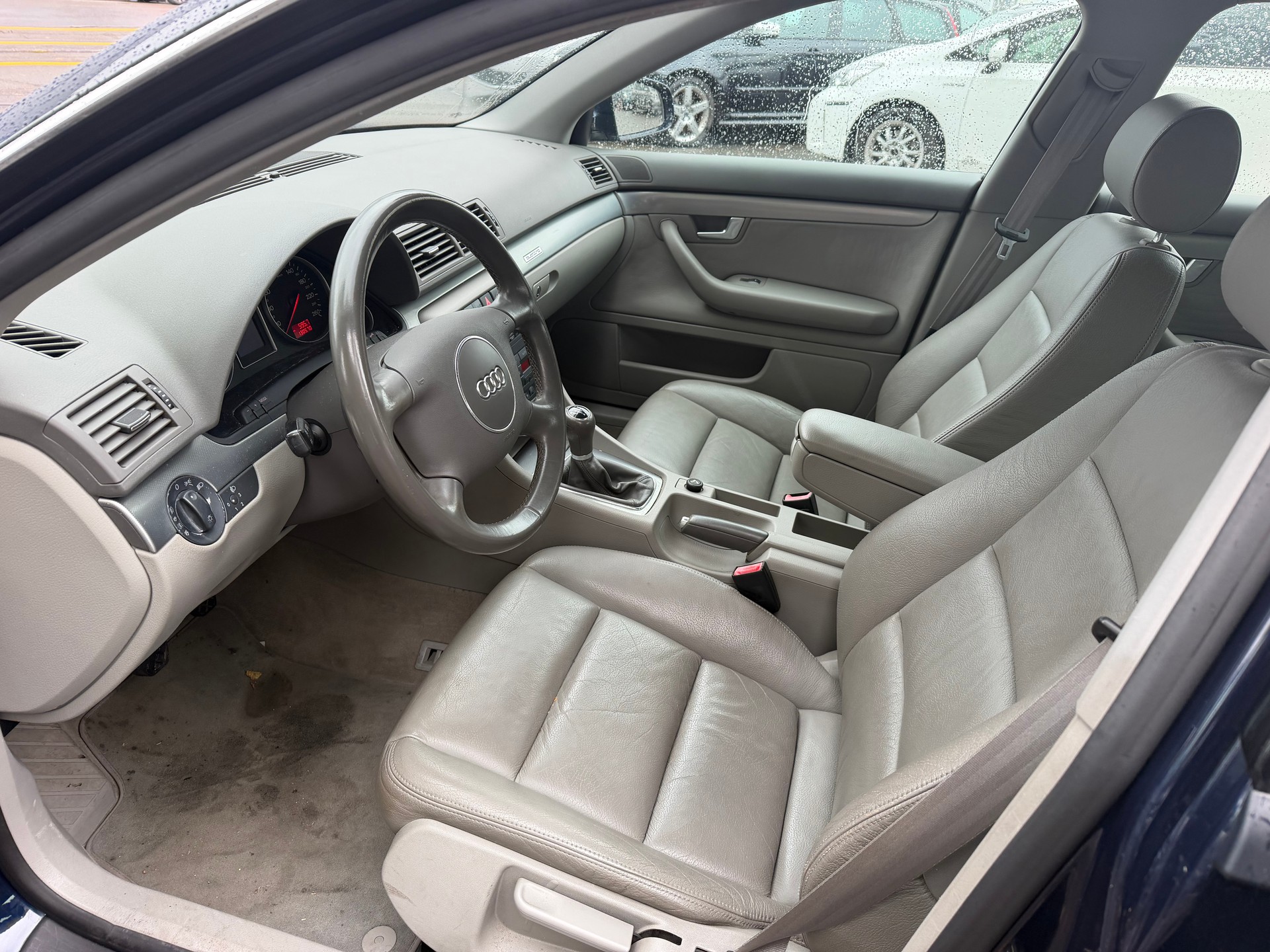 AUDI A4 3.0 V6 quattro-image-10