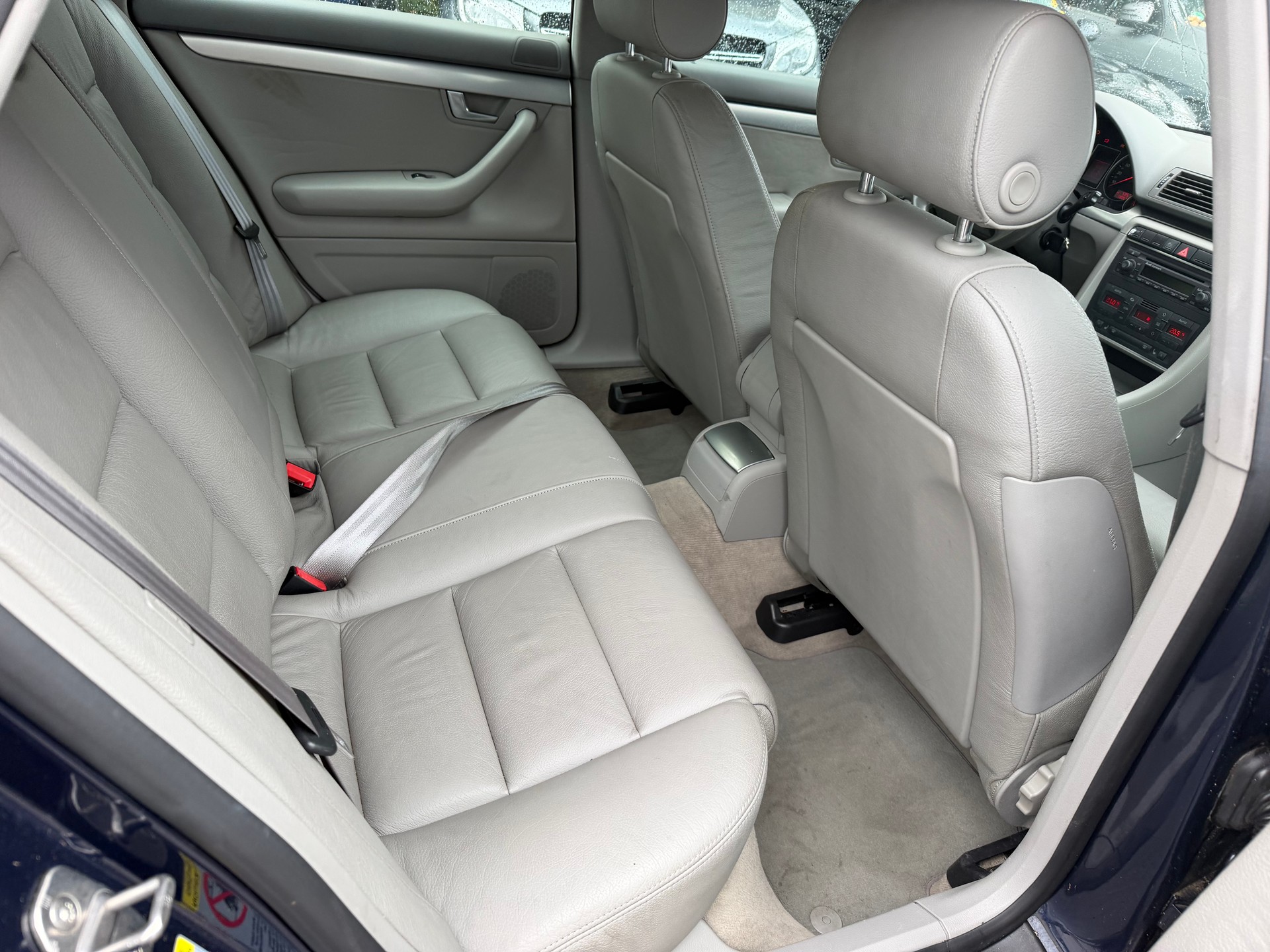 AUDI A4 3.0 V6 quattro-image-11