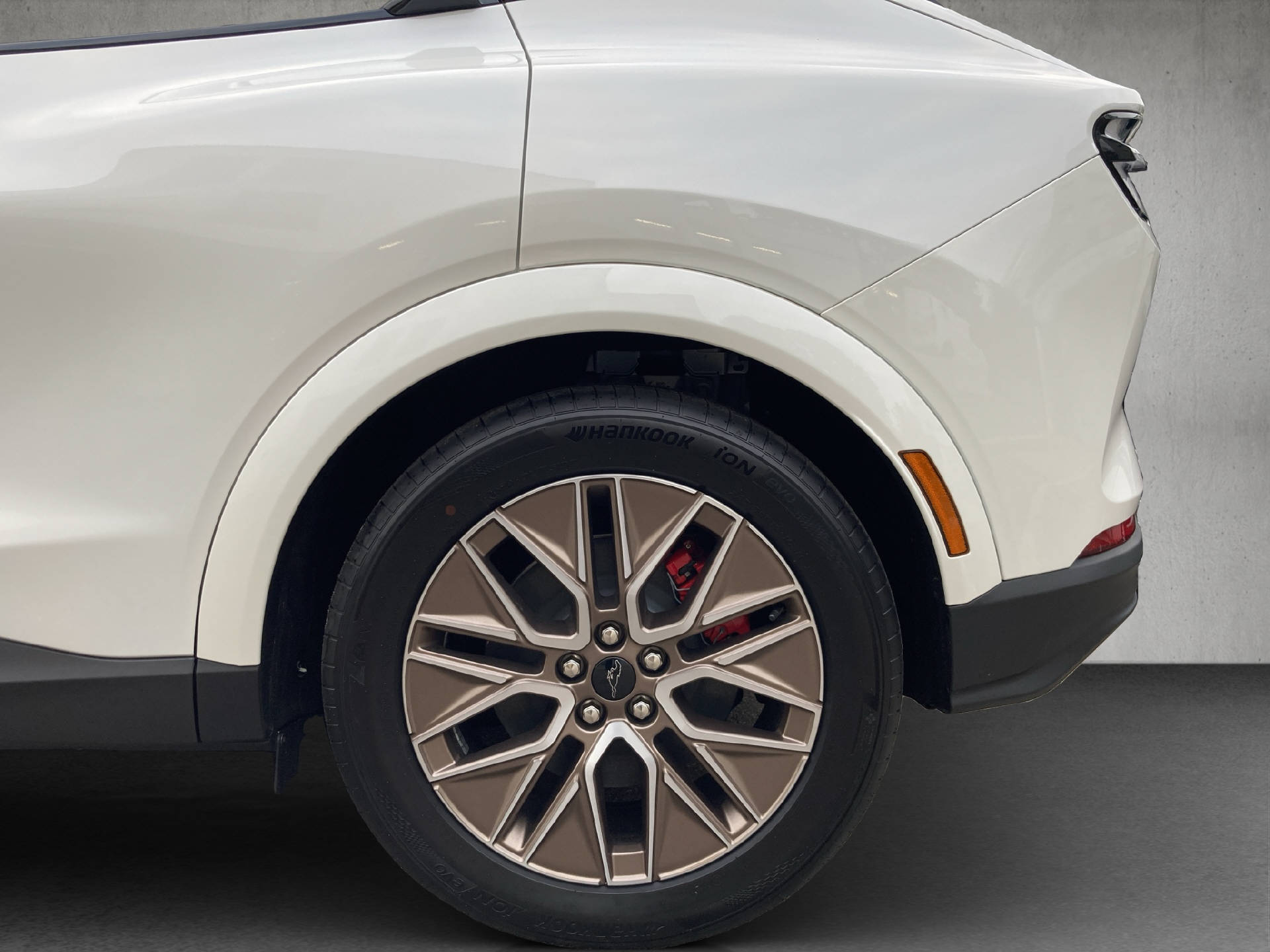 FORD Mustang Mach-E Premium AWD-image-23