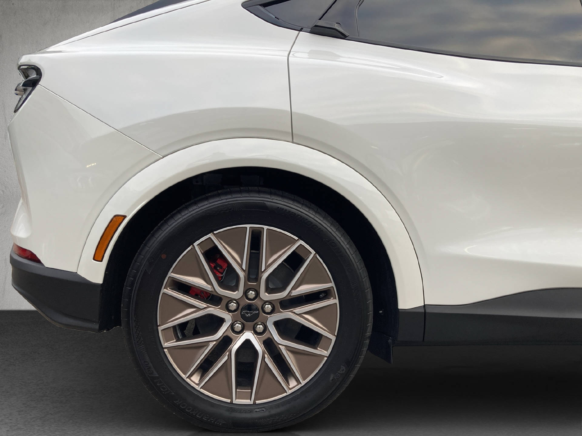 FORD Mustang Mach-E Premium AWD-image-24