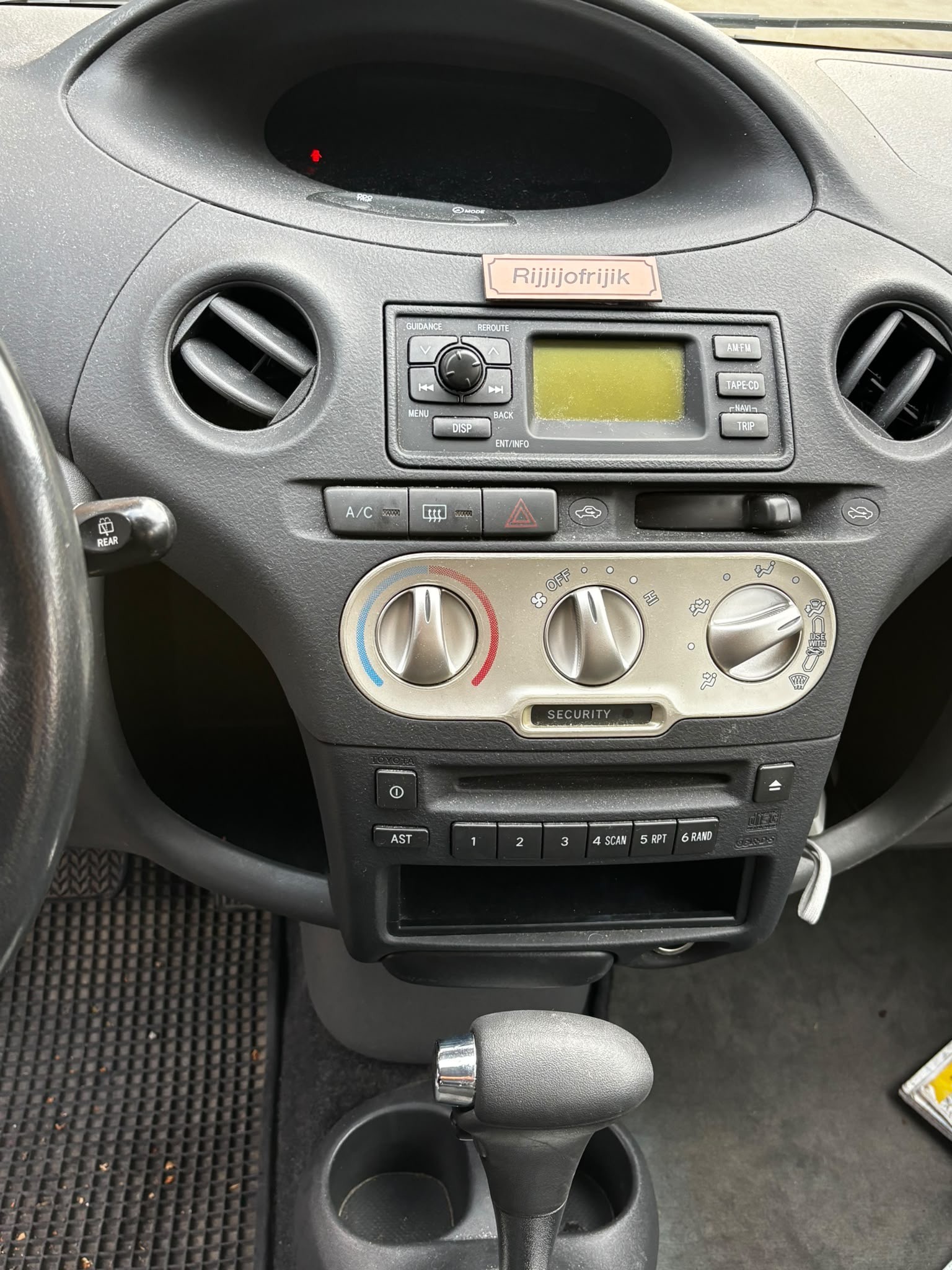 TOYOTA Yaris 1.3 Linea Sol-image-3