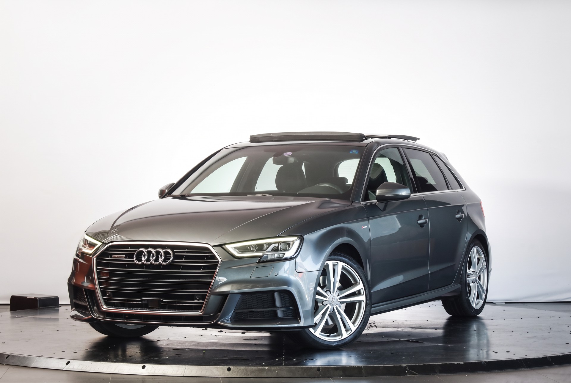 AUDI A3 Sportback 2.0 TFSI Sport quattro S-tronic • Gris Daytona • S line • Virtual Cockpit-image-3