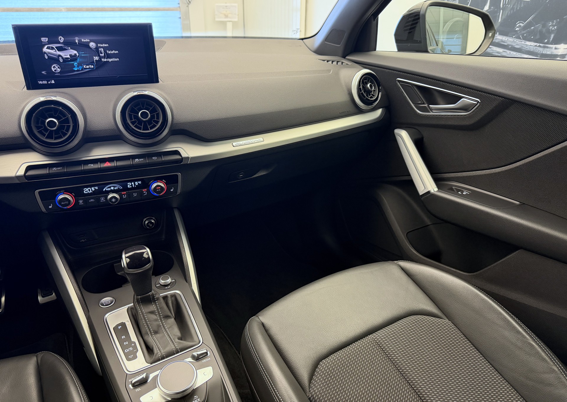 AUDI Q2 35 TDI S line quattro S-tronic-image-17