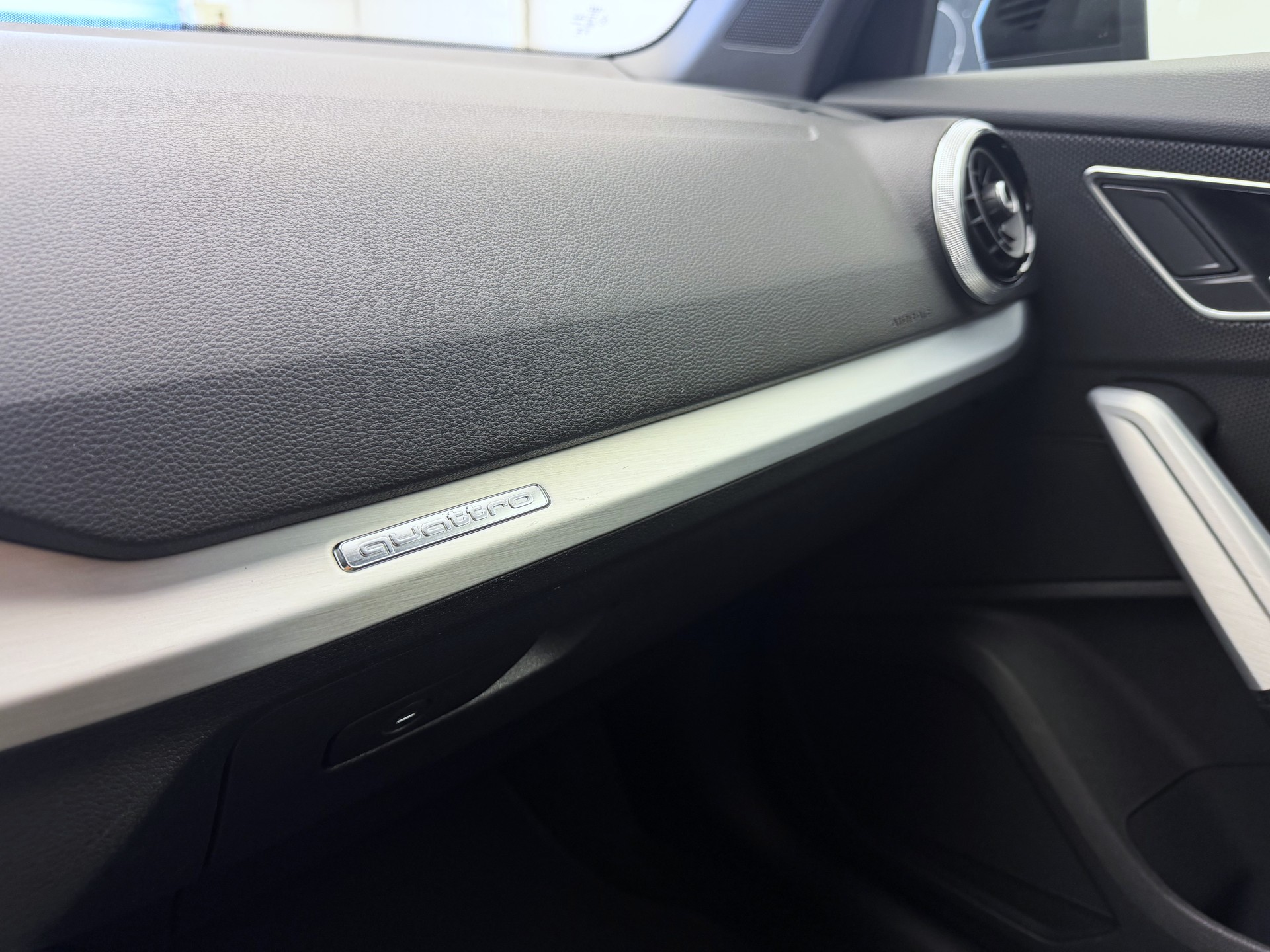 AUDI Q2 35 TDI S line quattro S-tronic-image-18
