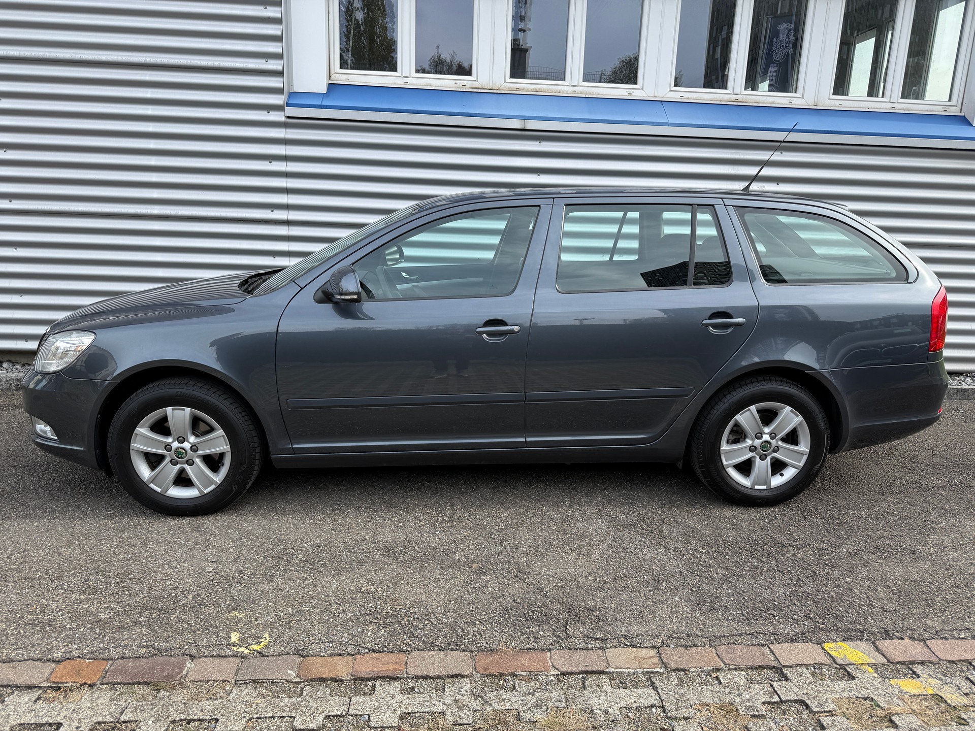SKODA Octavia Combi 1.4 TSI Ambiente-image-2