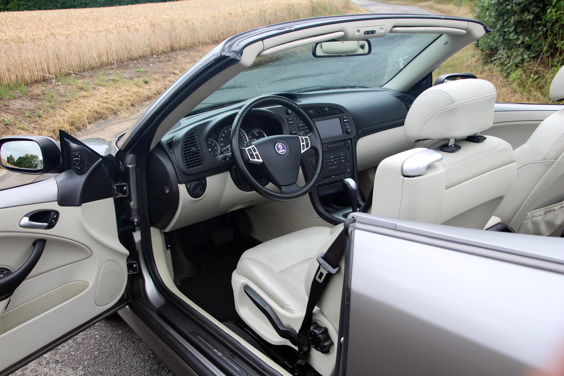 SAAB 9-3 2.0t Vector-image-6
