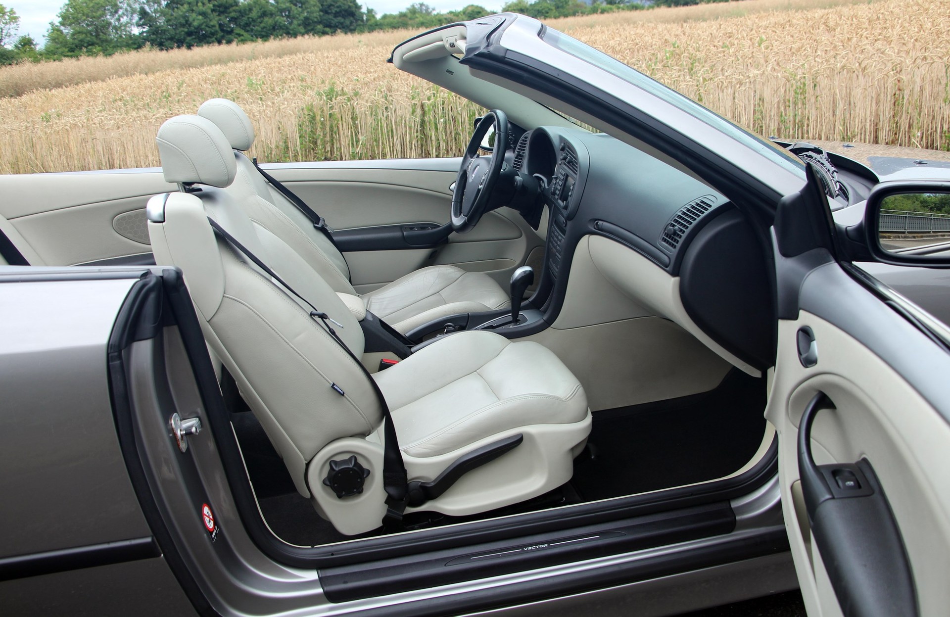 SAAB 9-3 2.0t Vector-image-9