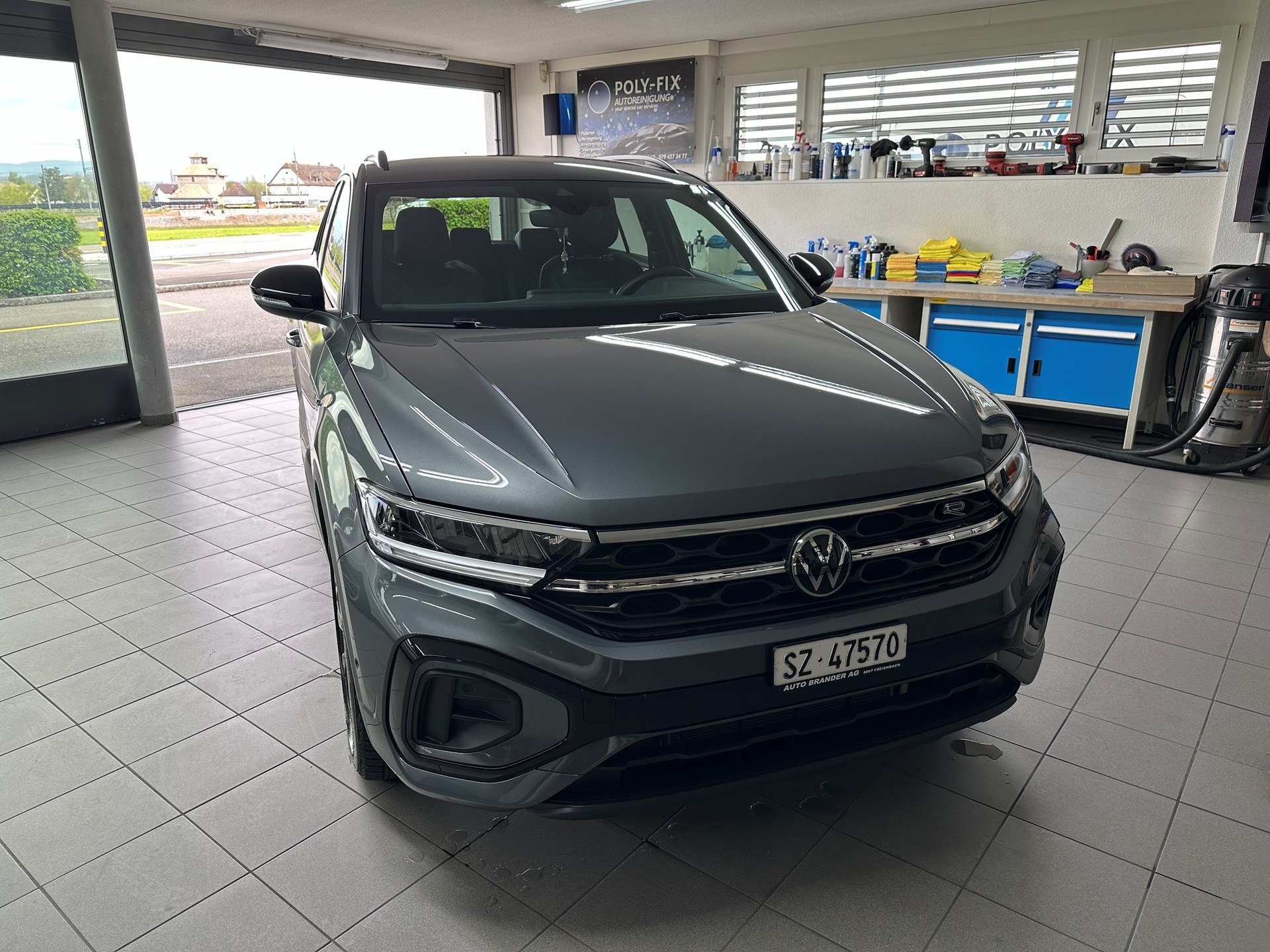 VW T-Roc 2.0 TSI R-Line DSG 4Motion-image-2