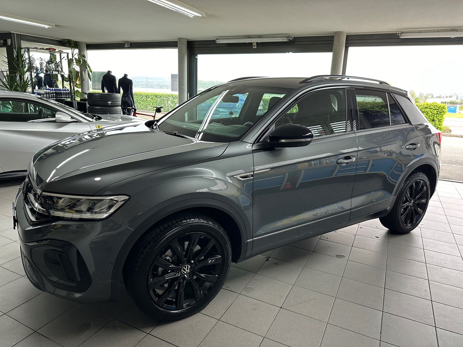 VW T-Roc 2.0 TSI R-Line DSG 4Motion-image-1