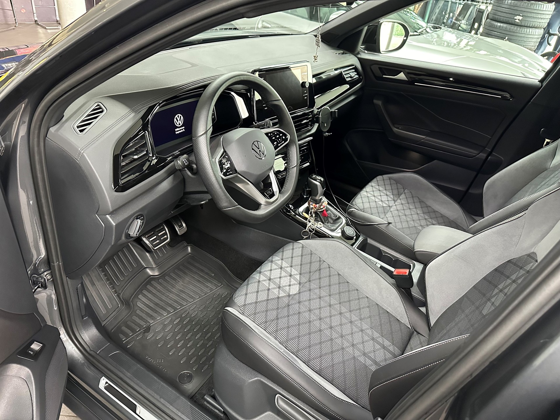 VW T-Roc 2.0 TSI R-Line DSG 4Motion-image-5