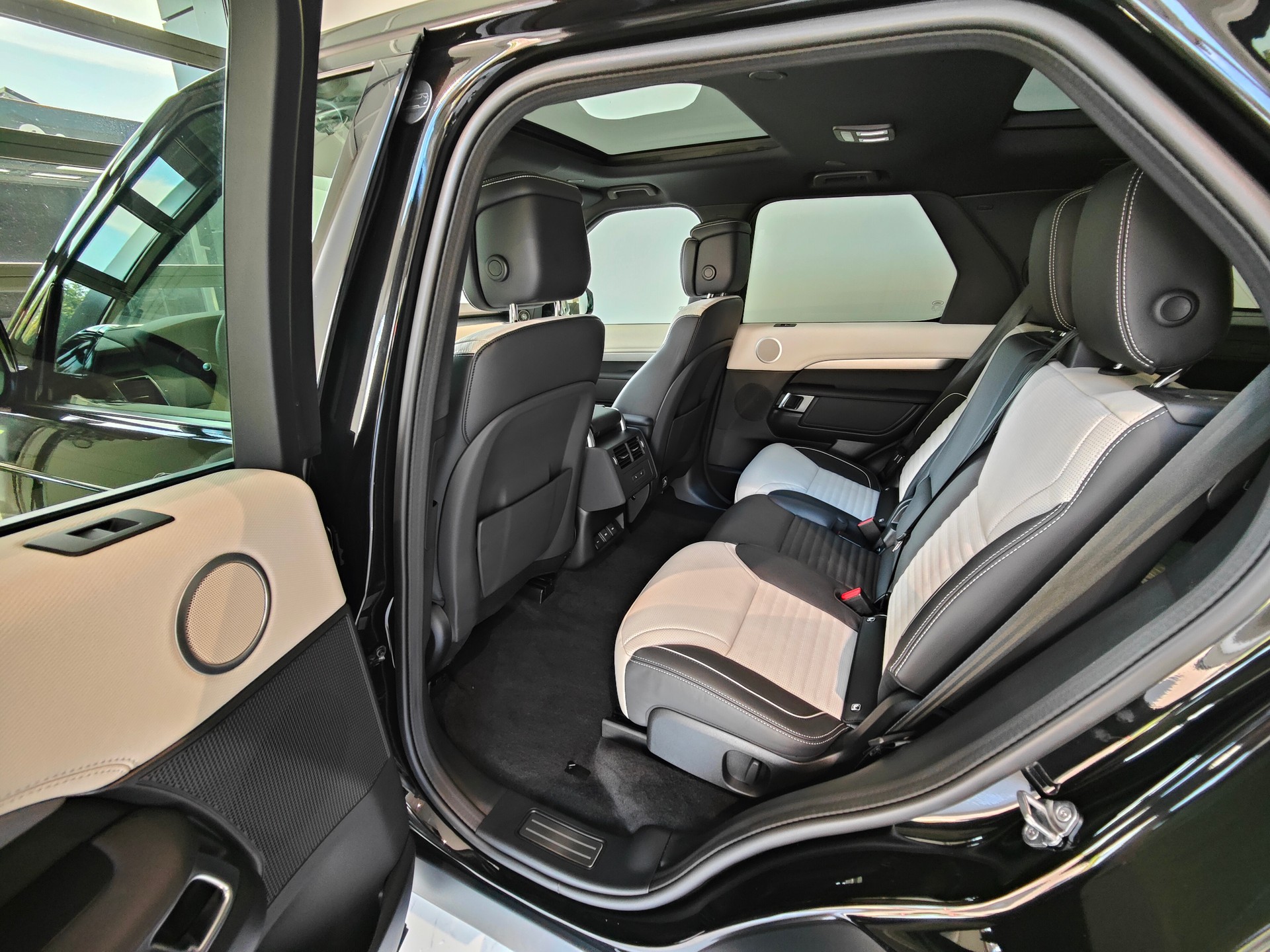 LAND ROVER Discovery 3.0 i6 360 R-Dynamic HSE AWD Automatic-image-5