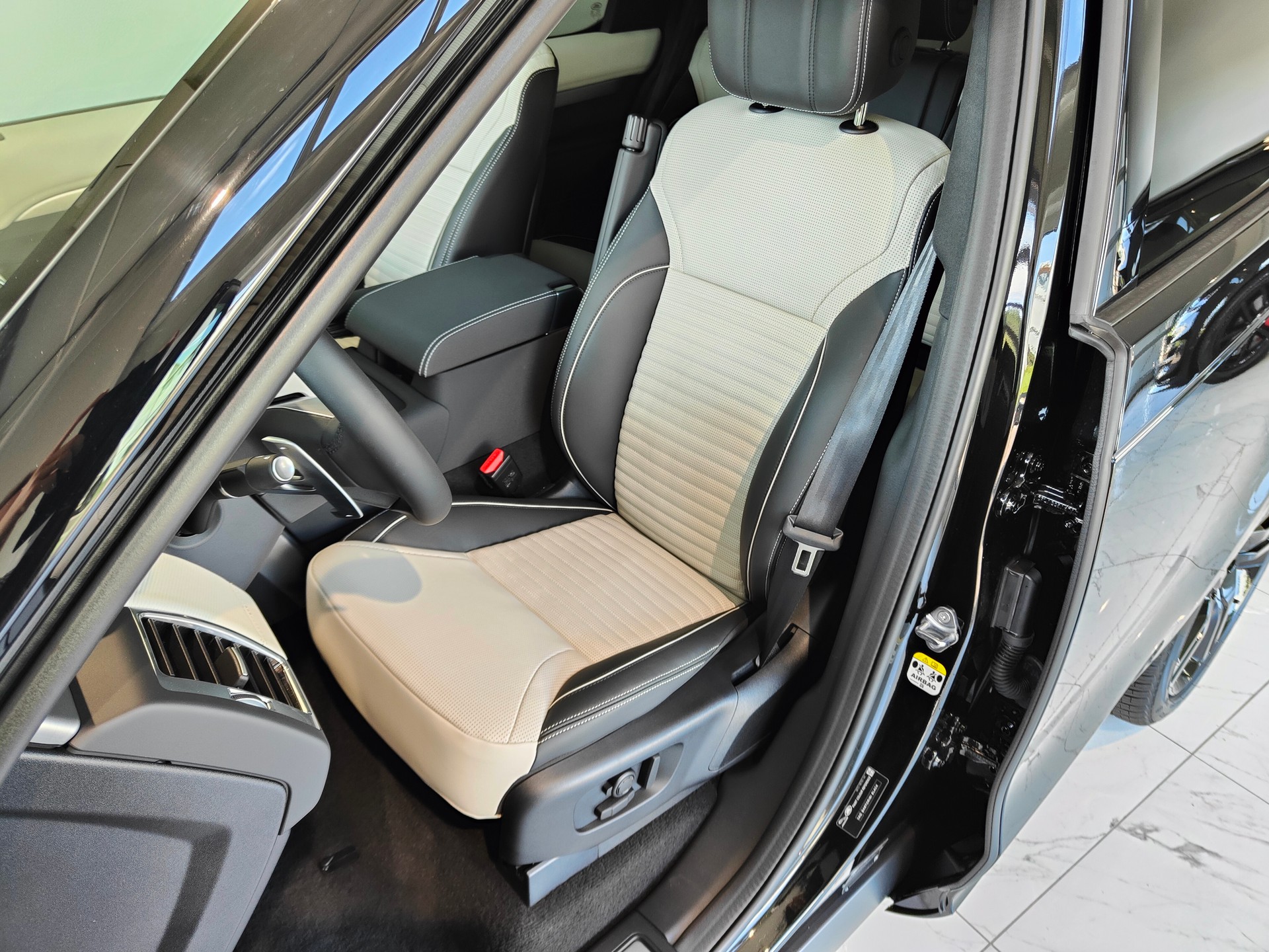 LAND ROVER Discovery 3.0 i6 360 R-Dynamic HSE AWD Automatic-image-4