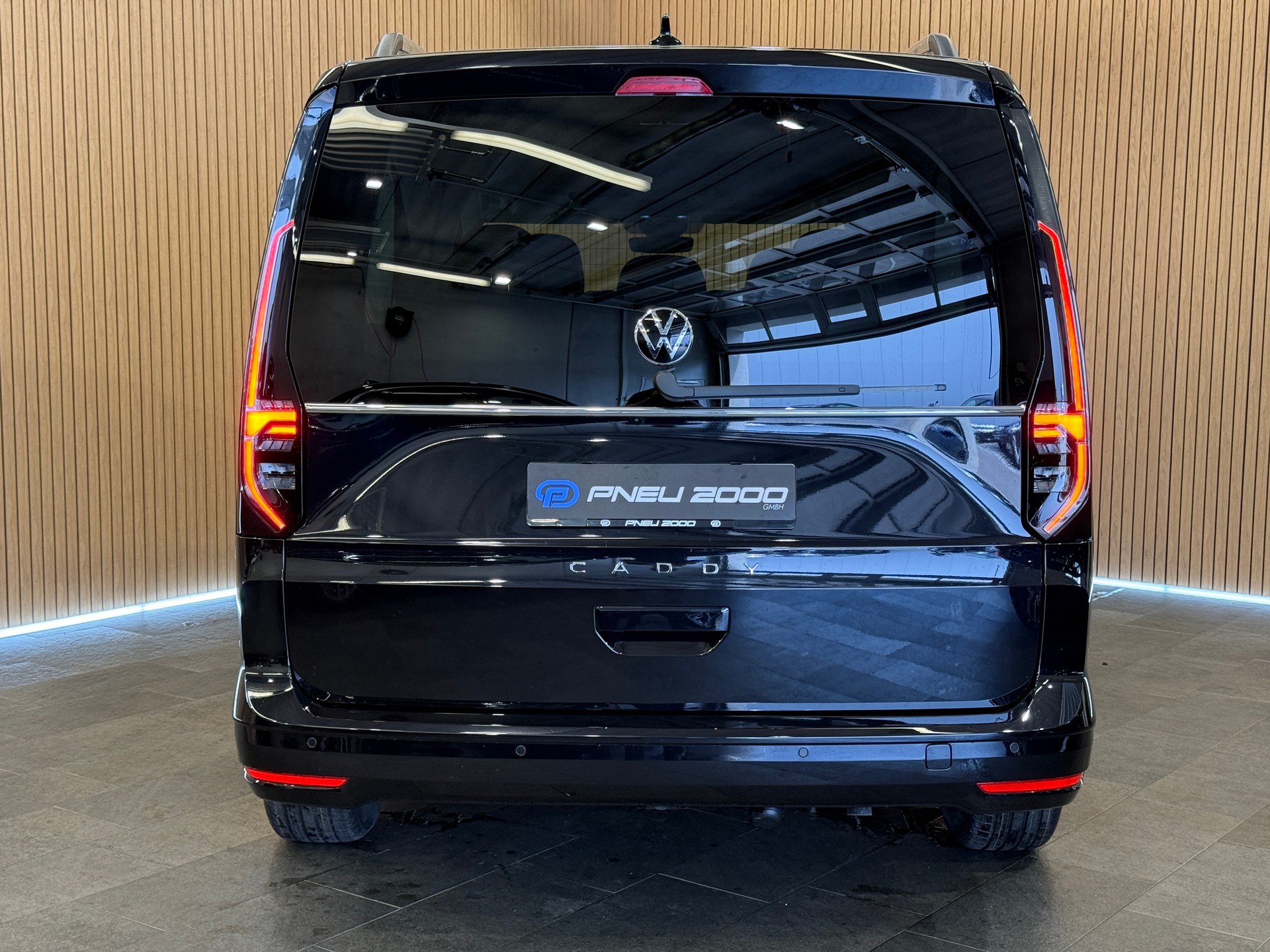 VW Caddy Maxi 1.5 TSI Style DSG 7 Sitze * Deep Black *-image-5