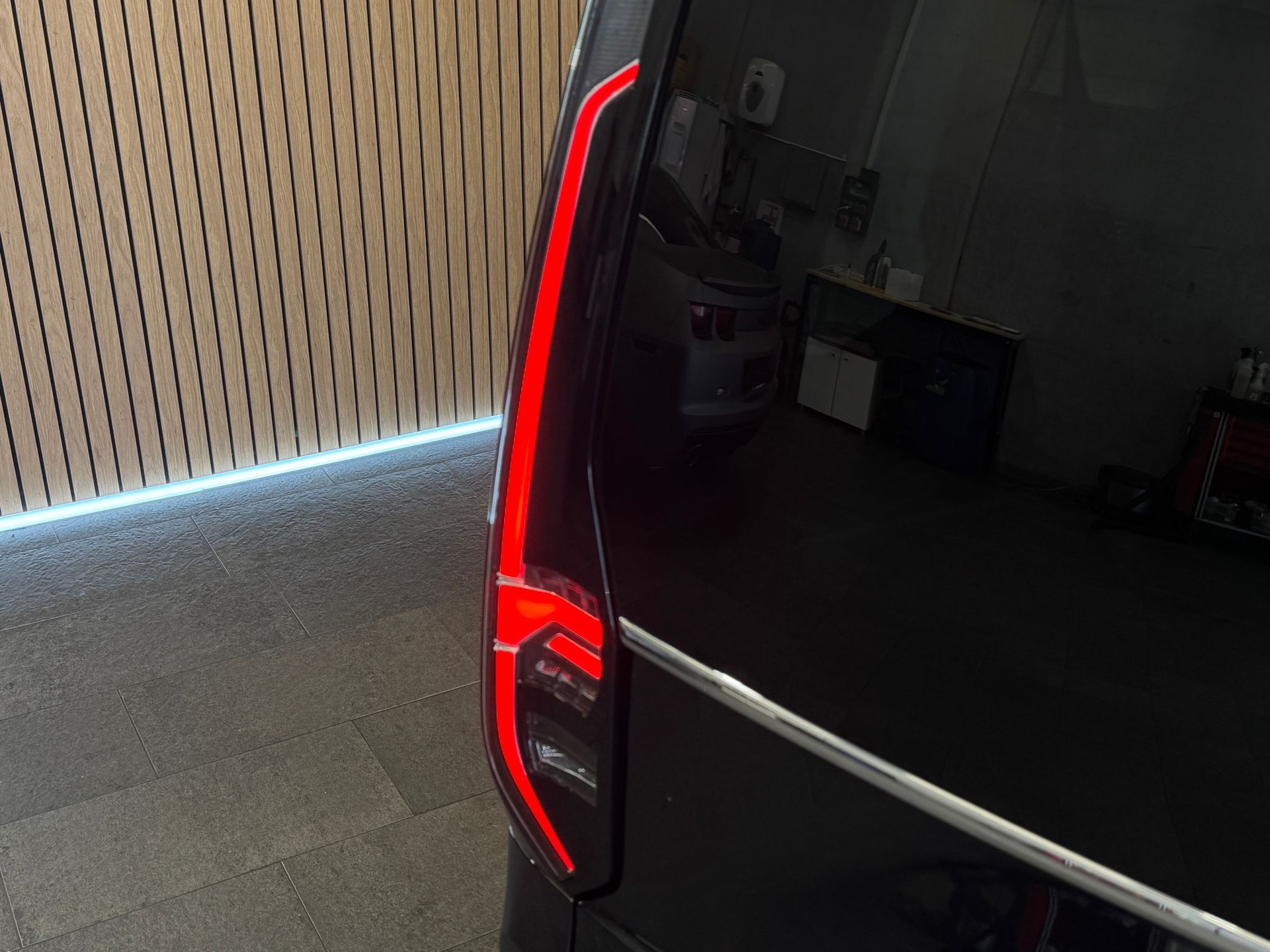 VW Caddy Maxi 1.5 TSI Style DSG 7 Sitze * Deep Black *-image-6